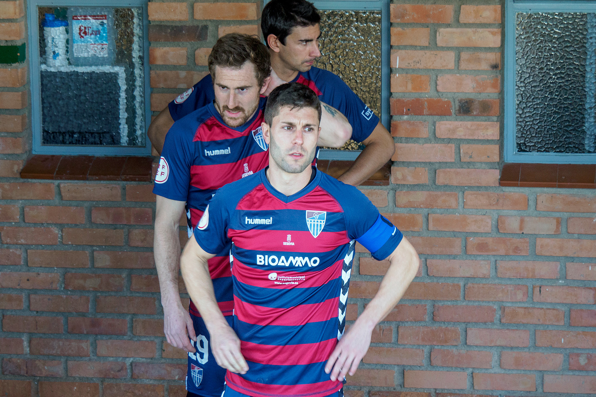 Manu, Arribas y Javi Marcos en el túnel de vestuarios./ KAMARERO