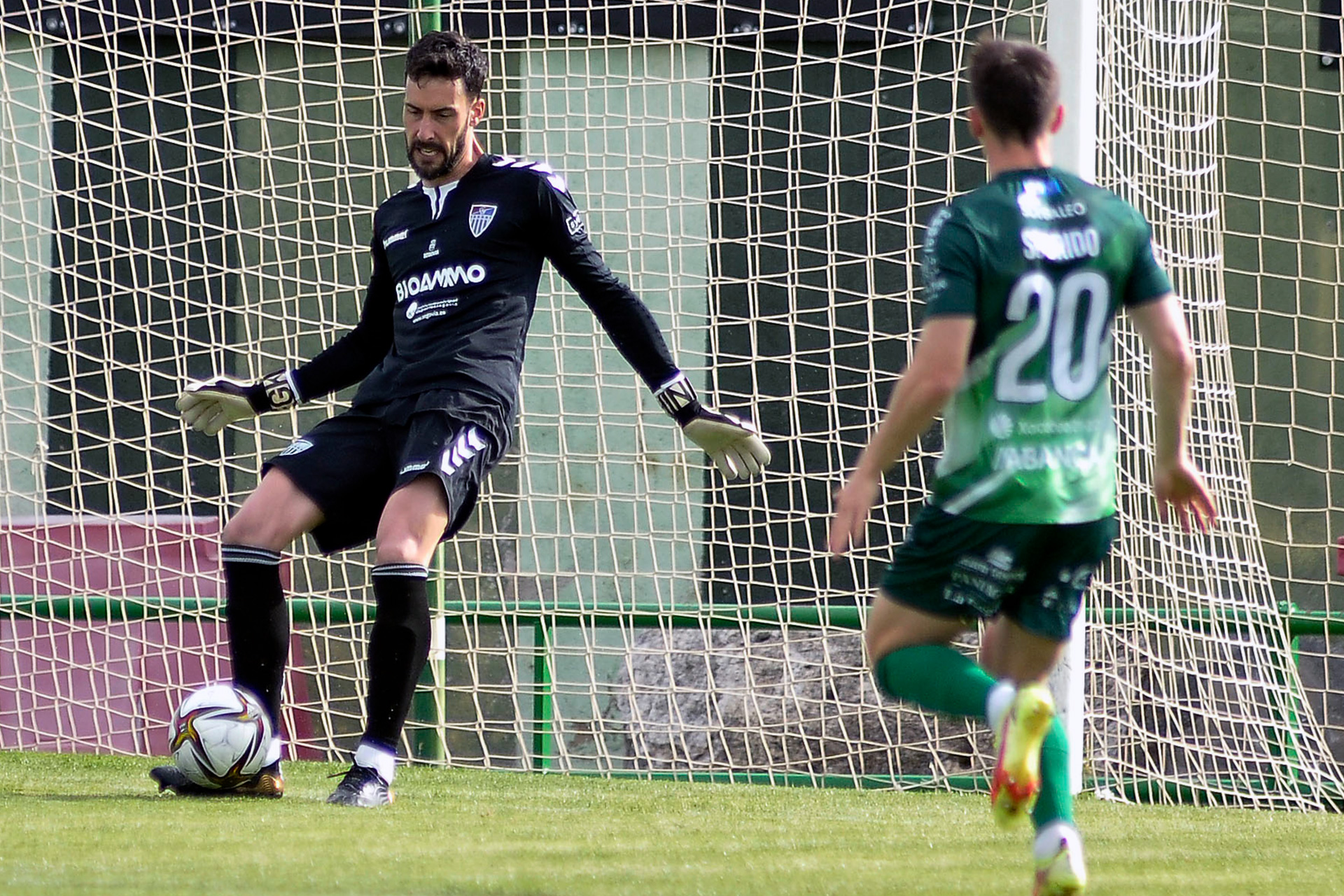 Carmona envía el balón a un compañero durante el último partido de la Segoviana./ JUAN MARTÍN-G. SEGOVIANA