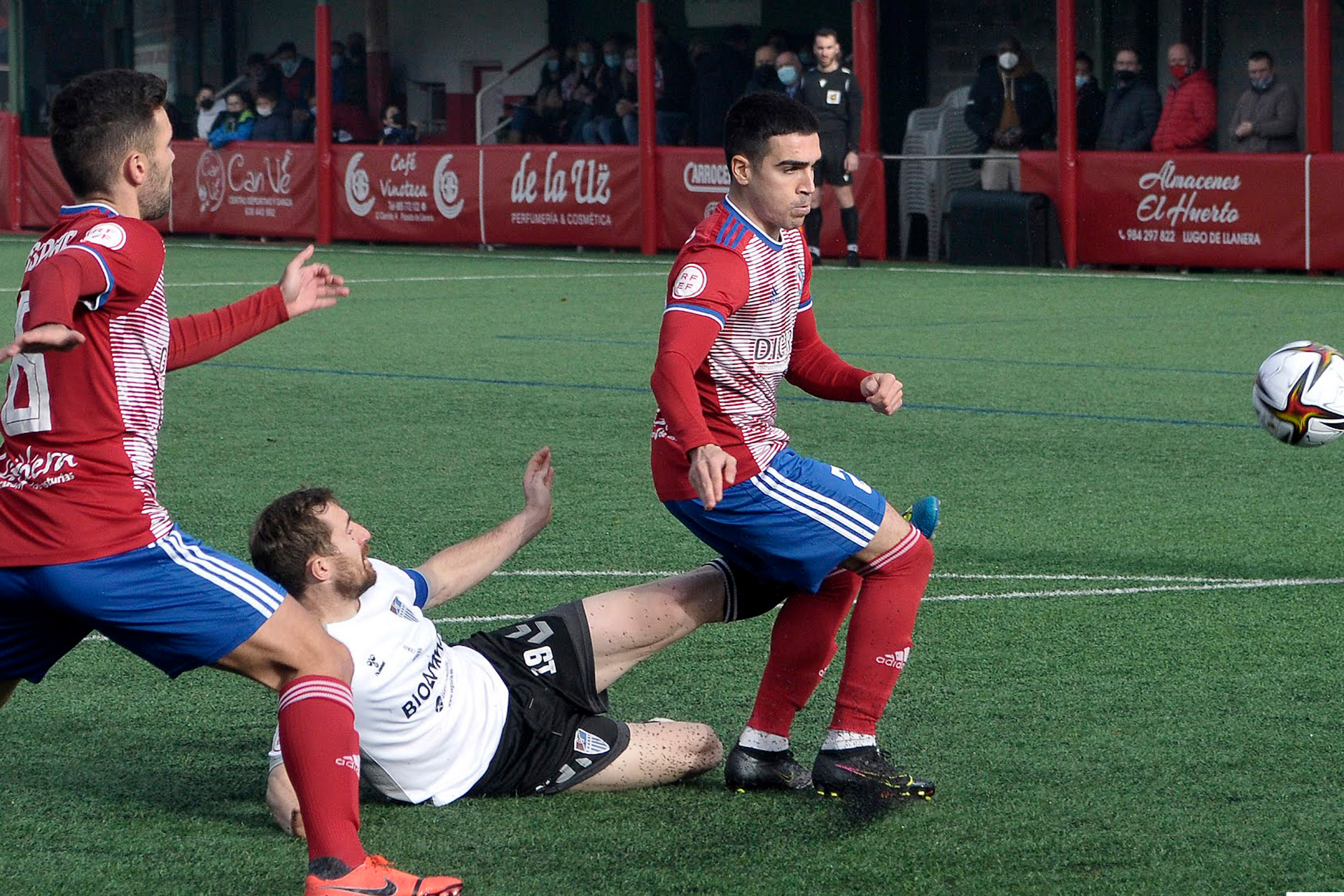 Dani Arribas, que ha sido padre esta semana, chuta a portería durante el partido de ida jugado en Asturias. / JUAN MARTÍN-G. SEGOVIANA