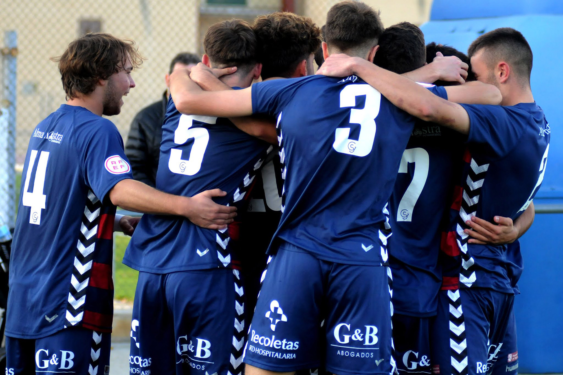 Los jugadores de la Segoviana celebran un gol./ JUAN MARTÍN-G. SEGOVIANA