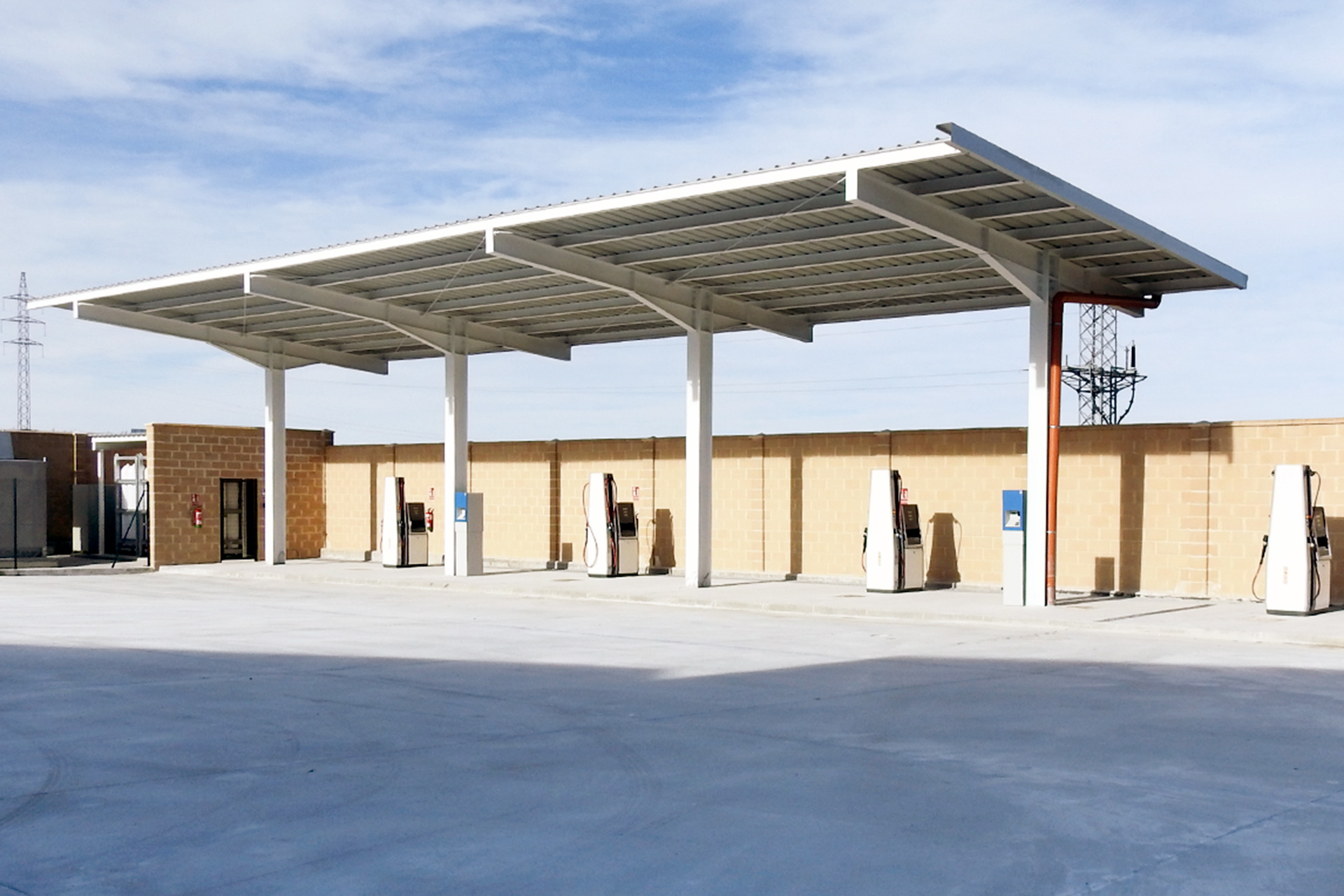 Surtidores de la estación de repostaje de gas natural comprimido. / E. A.