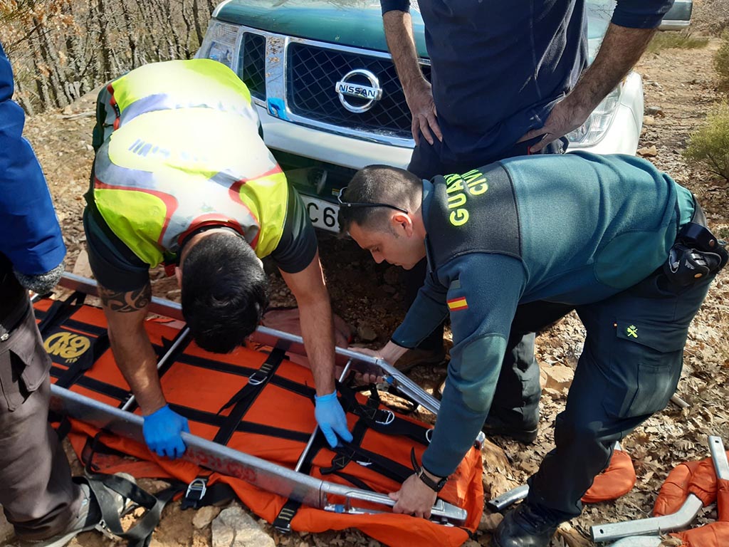 Miembros de la Guardia Civil, en pleno rescate. / GUARDIA CIVIL