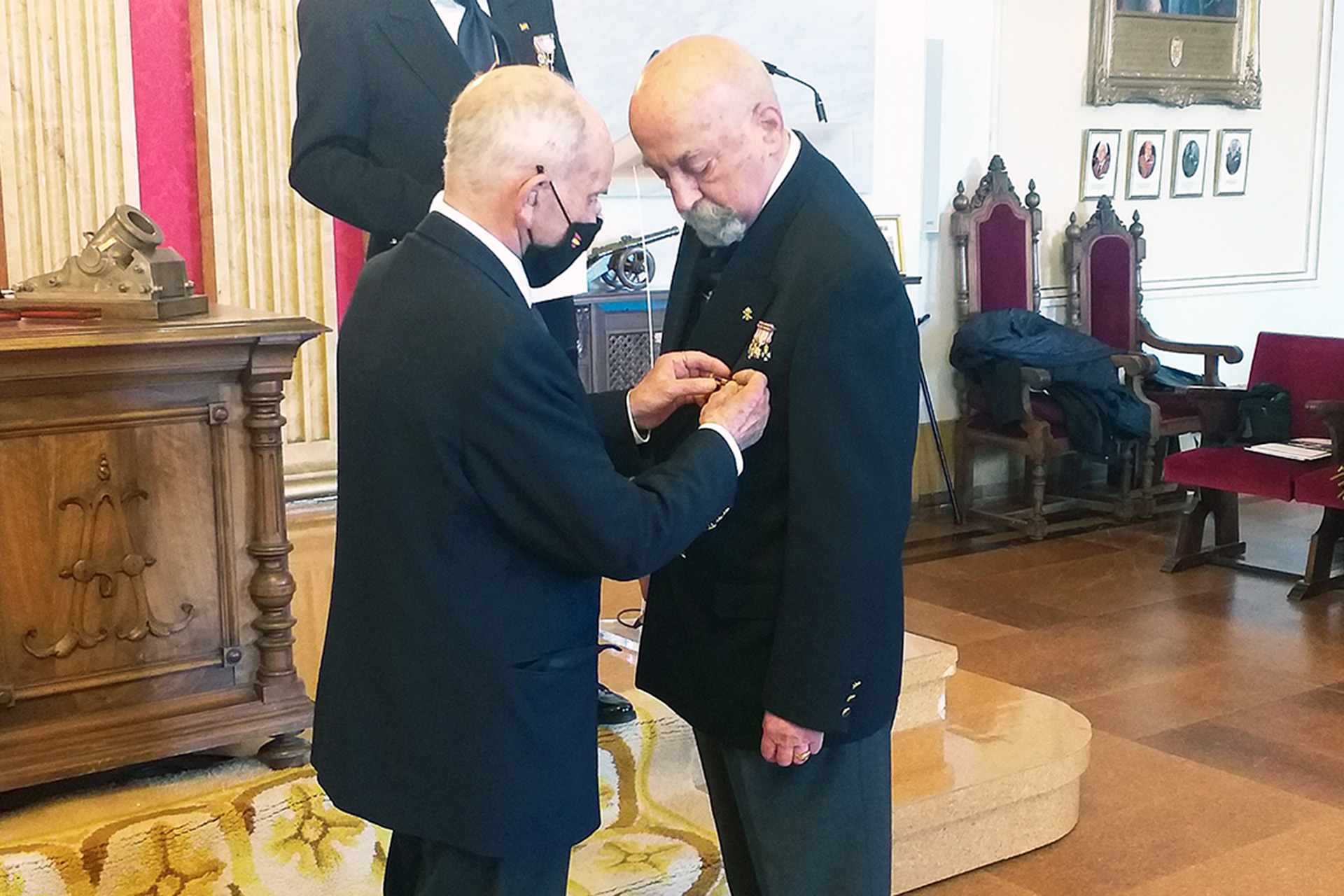 El presidente de la delegación de Segovia Jesús Arévalo recibe la Medalla al Mérito de la Real Hermandad./M.G.