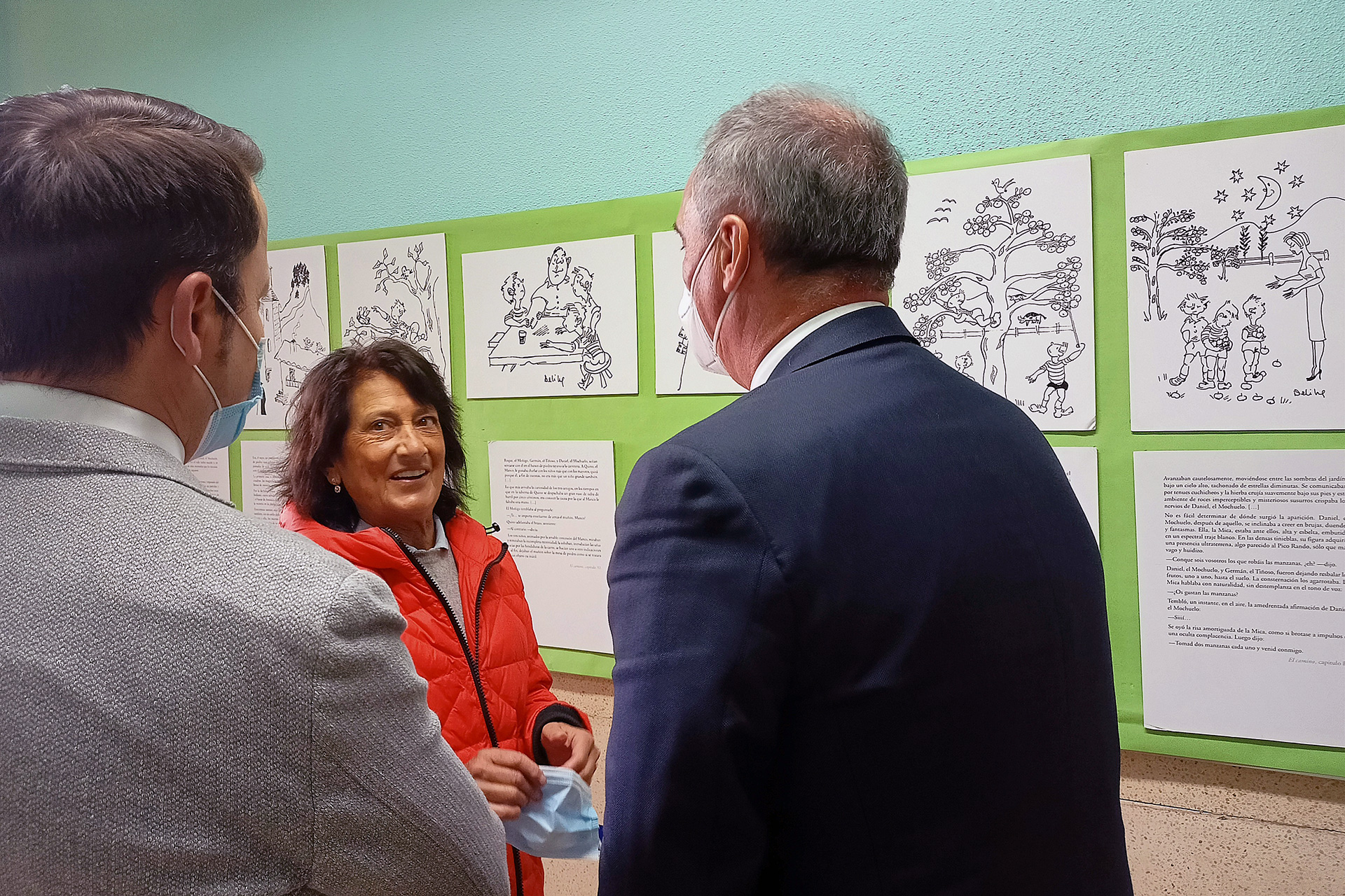 El delegado territorial de la Junta en funciones en su visita a la muestra. / E.A.