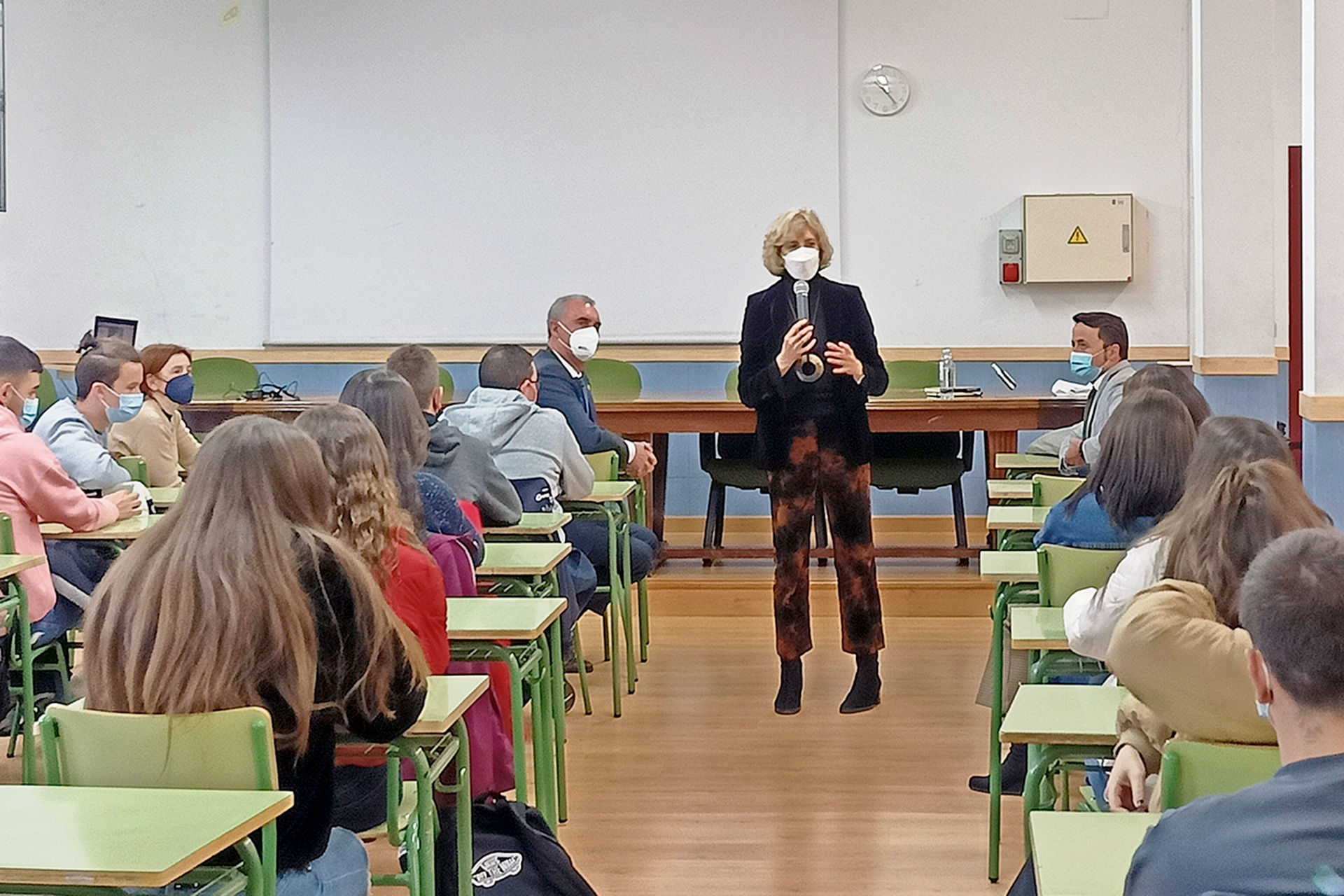 Ana Iríbar, en un momento de su charla a los estudiantes de Secundaria del Instituto ‘La Albuera’. / E.A.