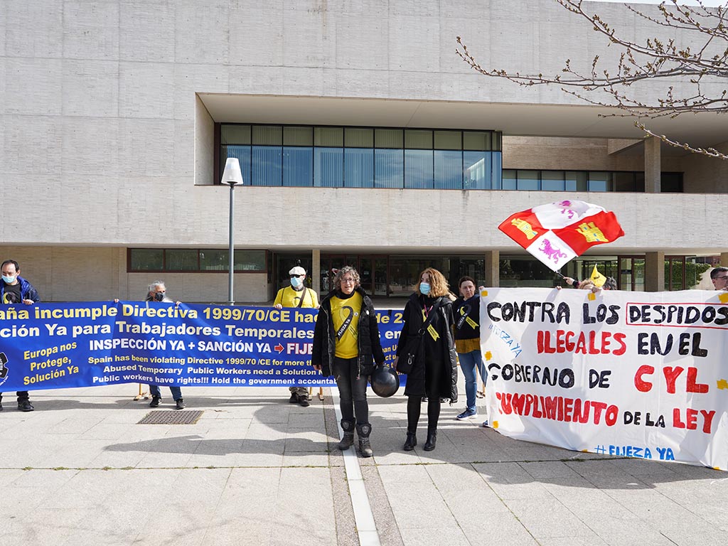 Concentración de trabajadores interinos en el exterior de las Cortes. / ICAL - MIRIAM CHACÓN