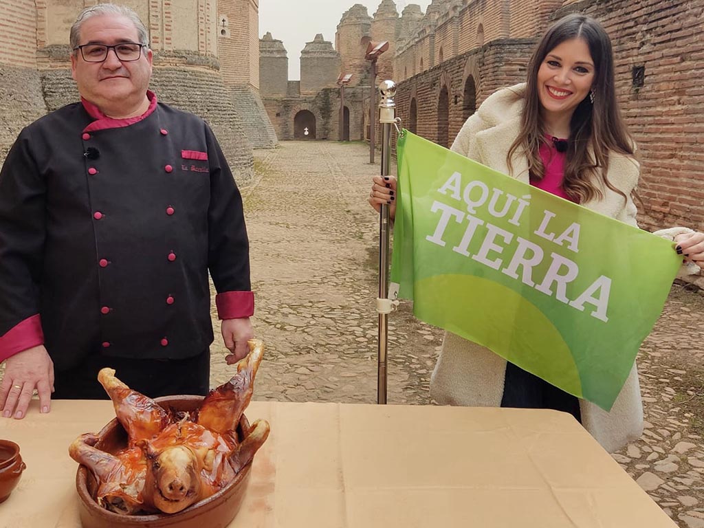 Jesús Galindo y la comunicadora de 'Aquí la tierra' Marta Márquez, en el Castillo de Coca. / AYUNTAMIENTO DE COCA