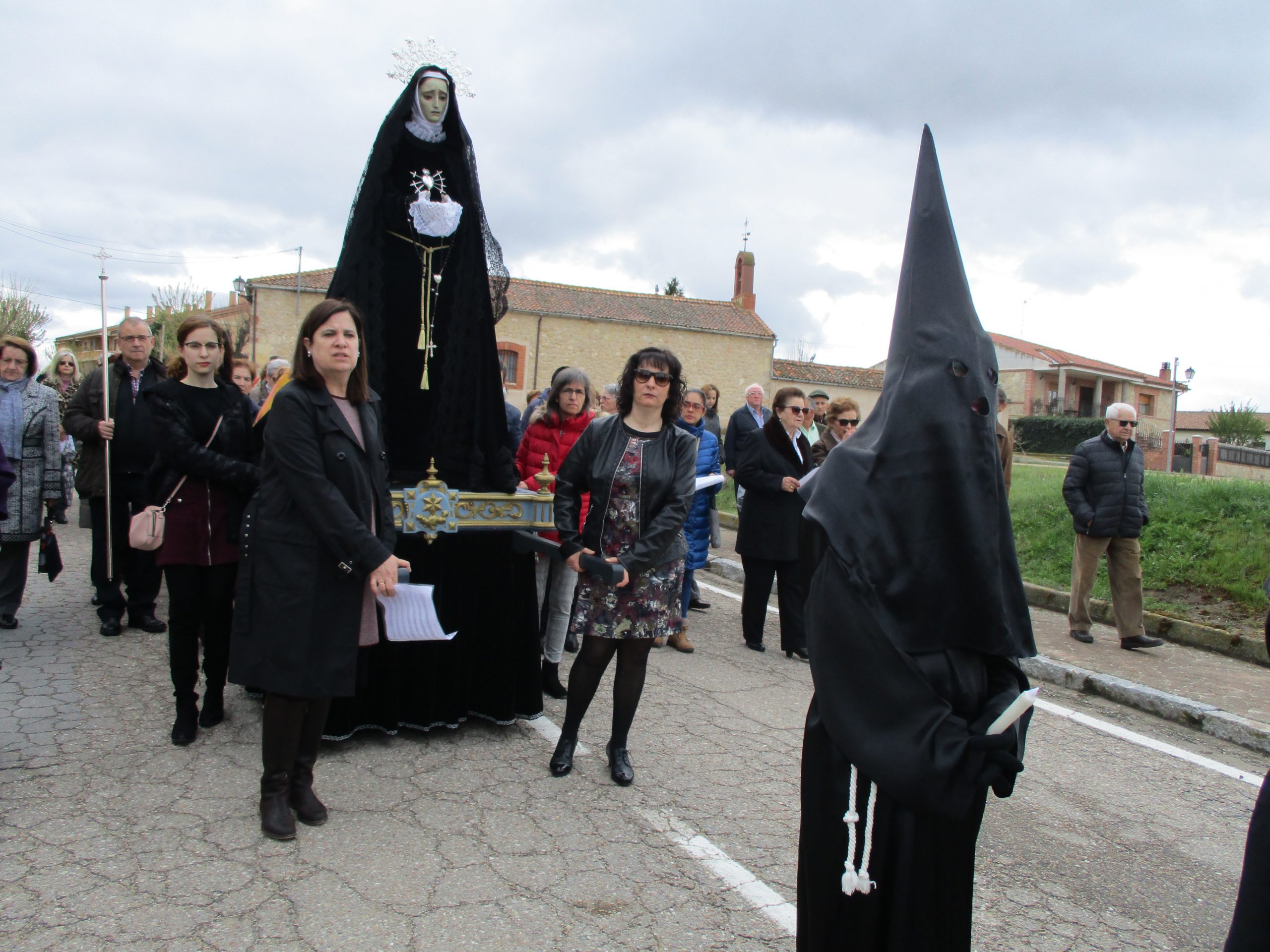 El traslado de La Dolorosa desde la ermita a la iglesia preludia los actos de la Semana Santa. / L. MATARRANZ