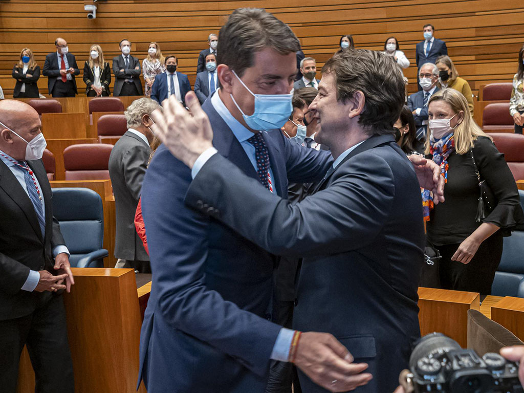Alfonso Fernández Mañueco recibe la felicitación del exconsejero de Presidencia, y que sale del Gobierno, Ángel Ibañez, durante el acto de toma de posesión como presidente de la Junta de Castilla y León. / EFE - RAÚL GARCÍA