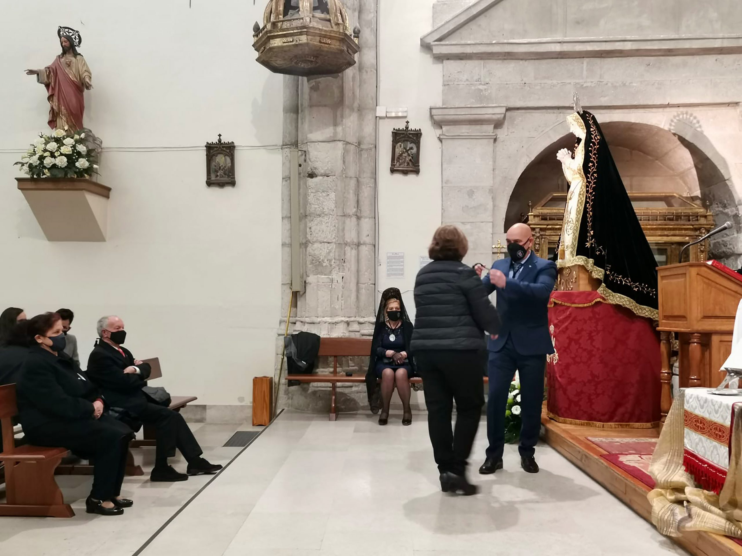 'Besamanos', en la iglesia de San Miguel. / C.N.
