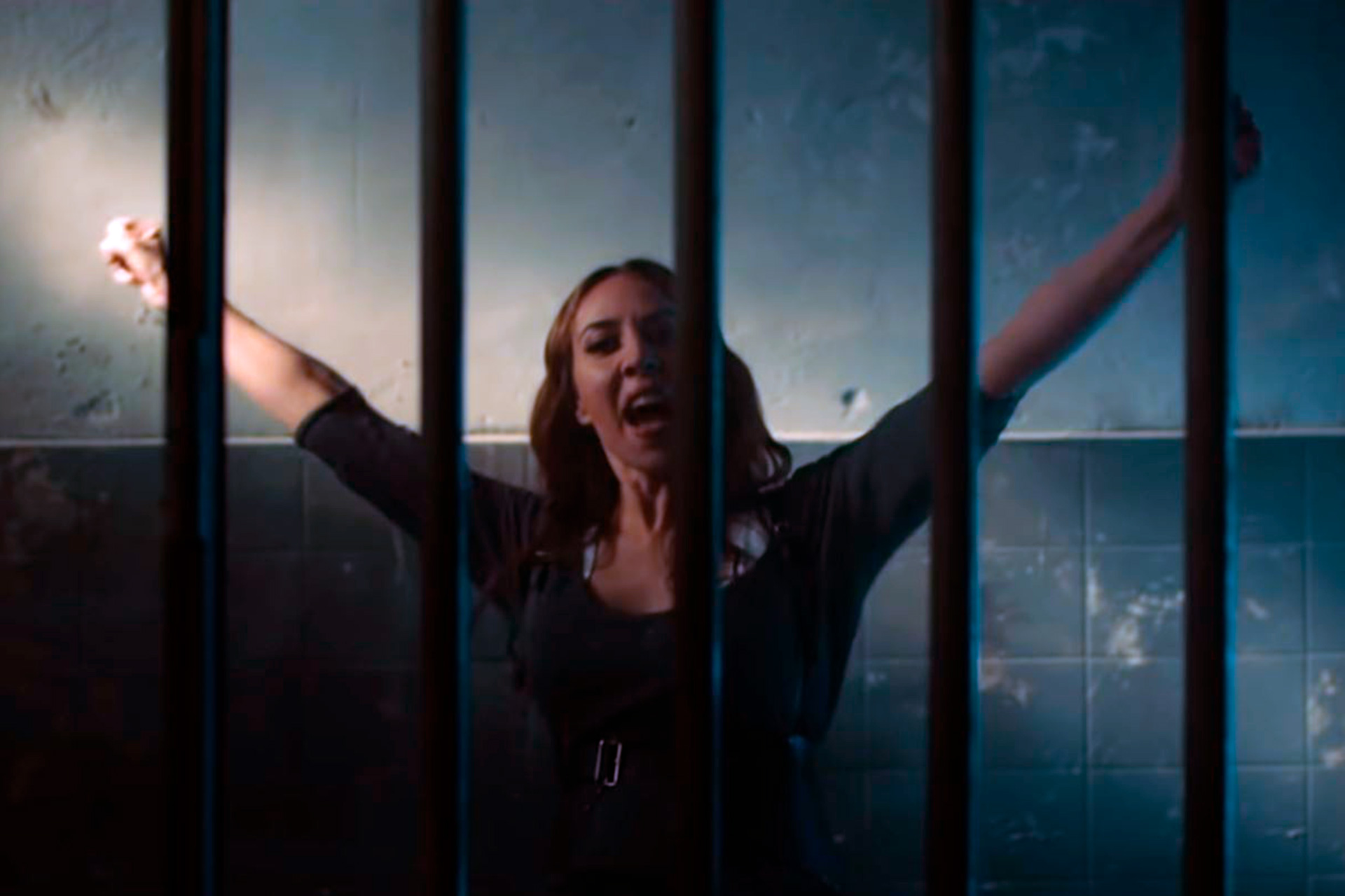 Mónica Naranjo, en algunas de las escenas del videoclip grabado en el antiguo centro penitenciario de Segovia.