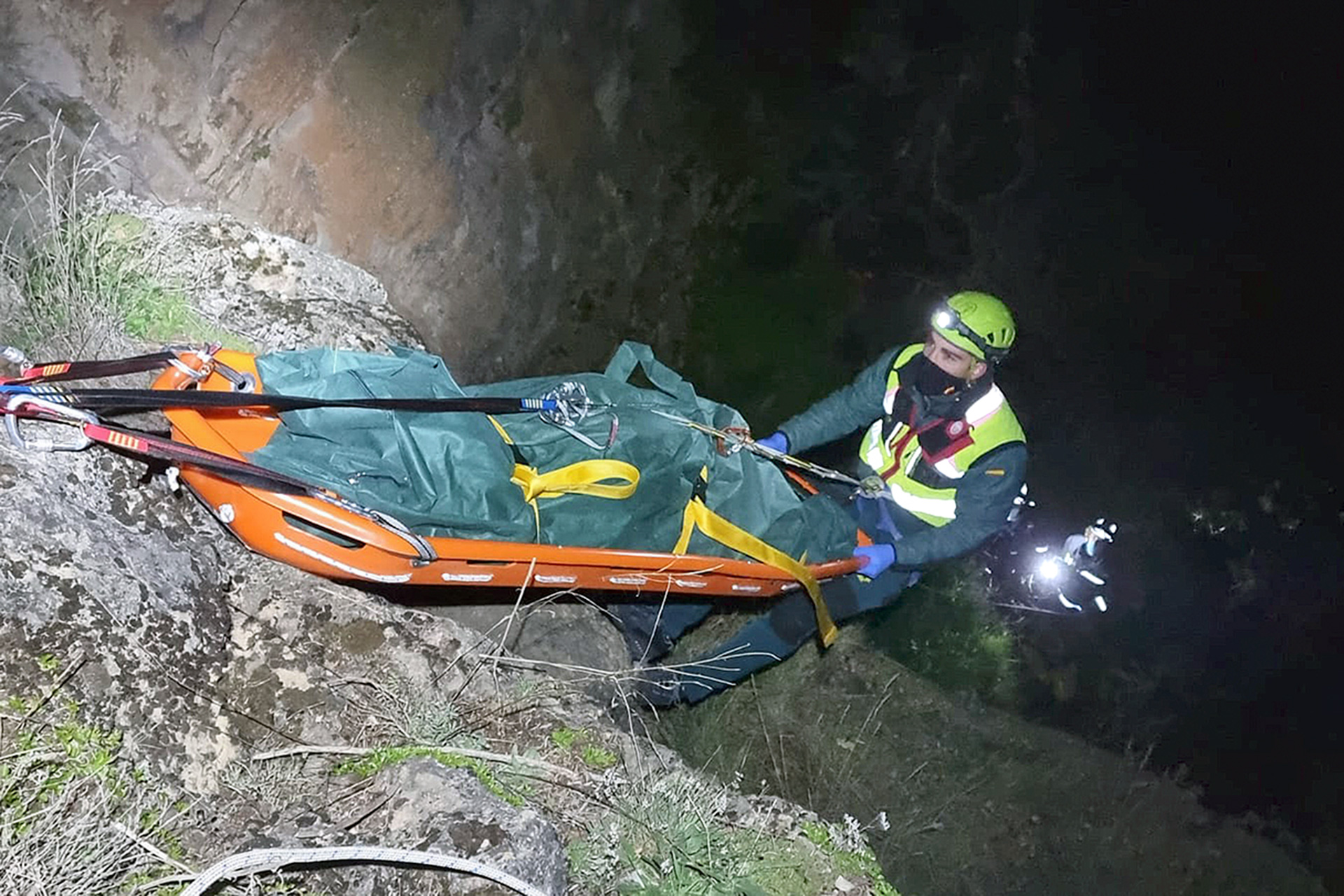 Guardia Civil rescata muerto en Pedraza Guardia Civil rescata muerto en Pedraza