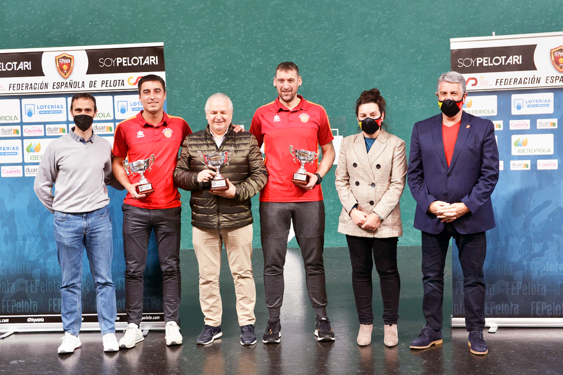 Carlos Baeza, segundo por la izquierda, tras la entrega de premios a los campeones de la Copa./ FEDERACIÓN