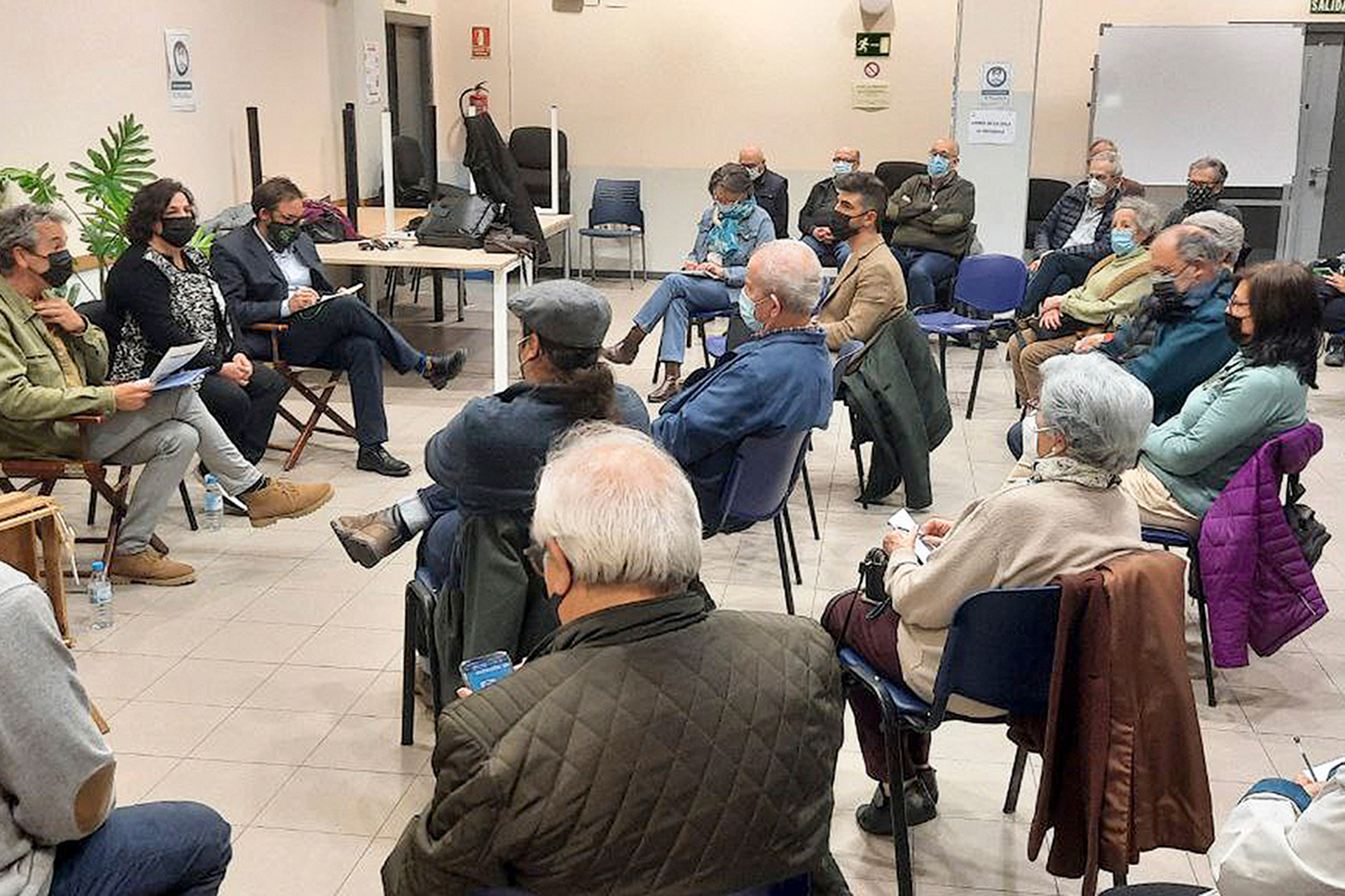 Expertos y algunos de los asistentes, en el encuentro celebrado la tarde del jueves en San José. / E. A.