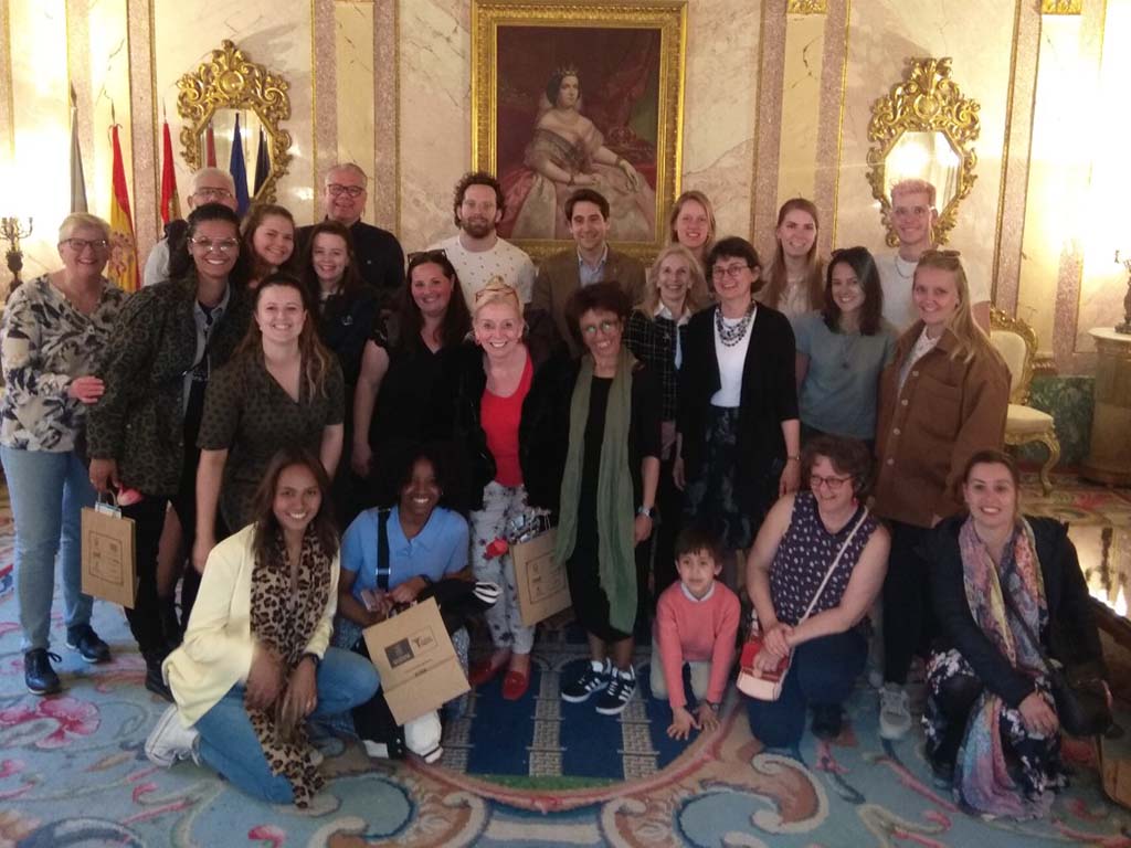 Grupo de profesores holandeses, en el Ayuntamiento de Segovia junto al concejal Miguel Merino. / EL ADELANTADO