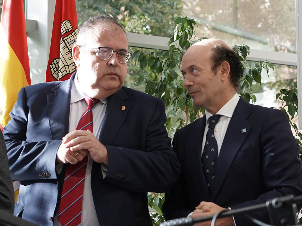 Sanidad cuenta por primera vez con una Viceconsejería para "evitar descoordinaciones" 1 El consejero de Sanidad, Alejandro Vázquez, preside la toma de posesión del viceconsejero de Asistencia Sanitaria, Planificación y Resultados en Salud y Gerente Regional de Salud, Jesús García-Cruces. / ICAL - RUBÉN CACHO