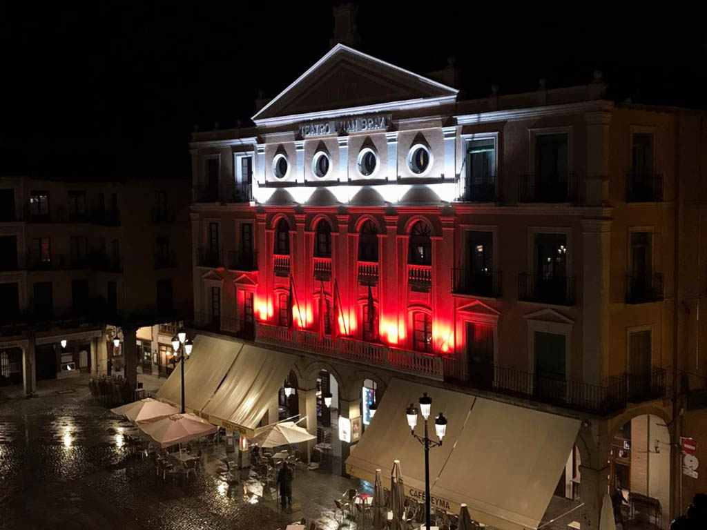 Teatro 'Juan Bravo', iluminado con motivo del día de la lucha contra la despoblación. / EL ADELANTADO