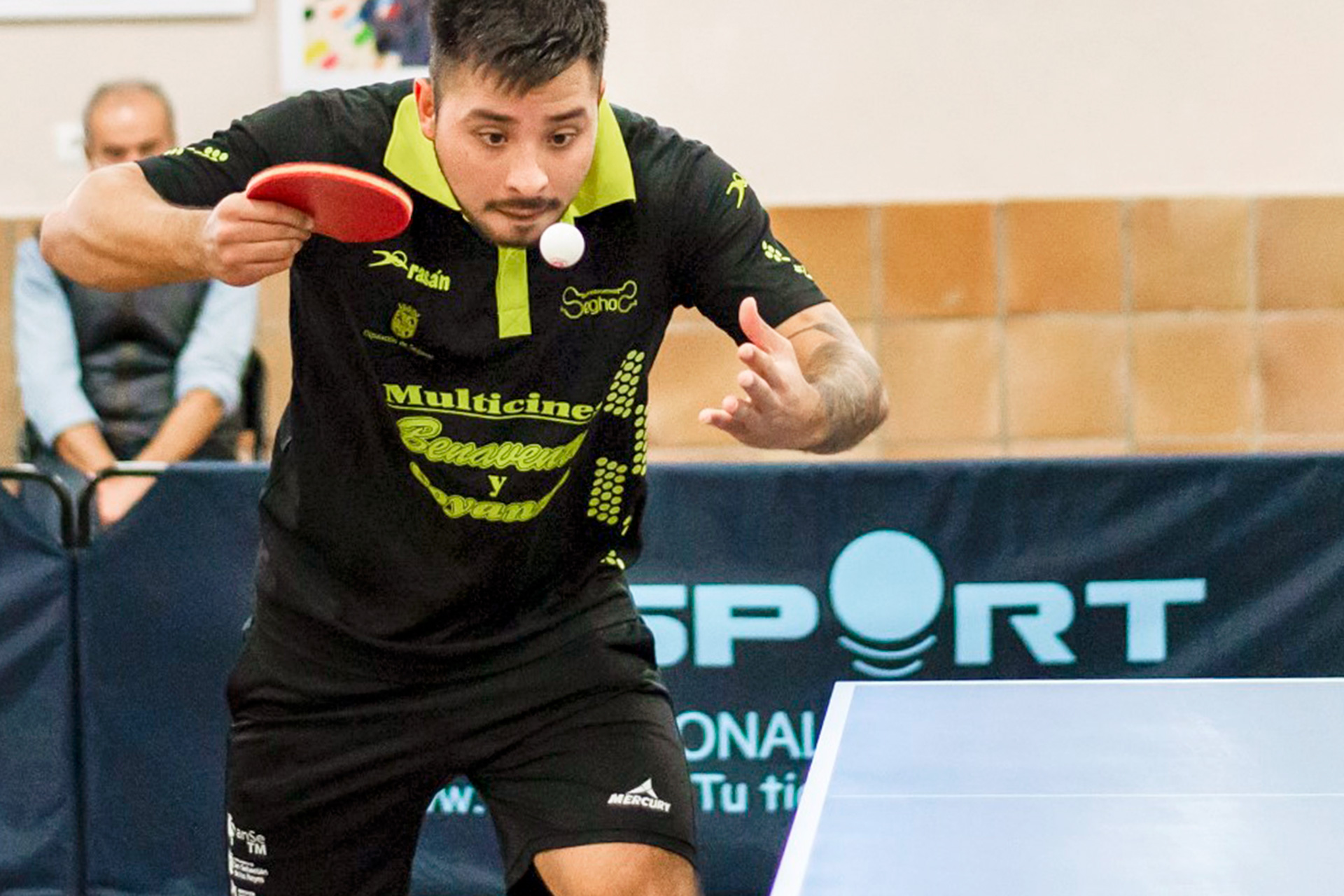 Matías Albornoz pone la bola en juego durante uno de los partidos./ SEGHOS