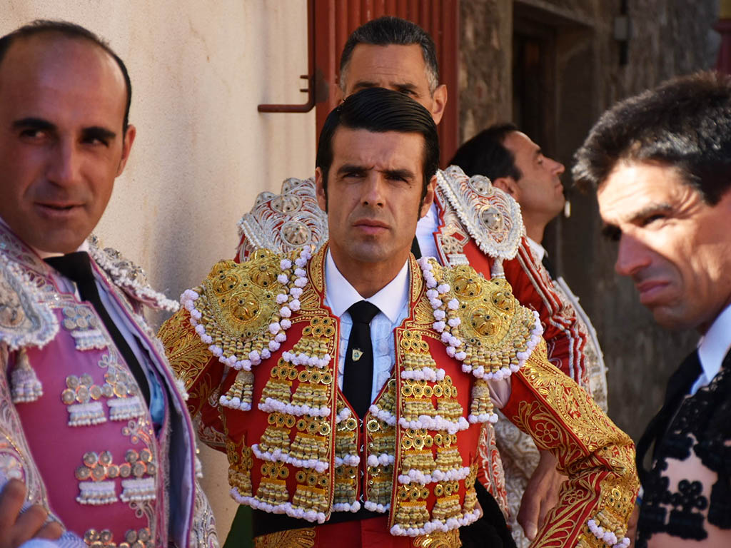 Emilio de Justo, en el centro, junto con los integrantes de su cuadrilla, en el patio de cuadrillas de la plaza de toros de Cuéllar el año pasado. / A.M.