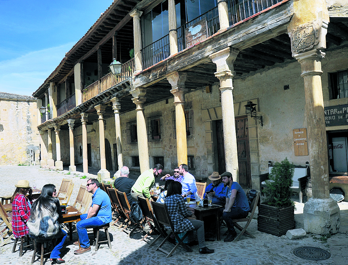 Vista del exterior de un alojamiento de turismo rural en Pedraza. / KAMARERO