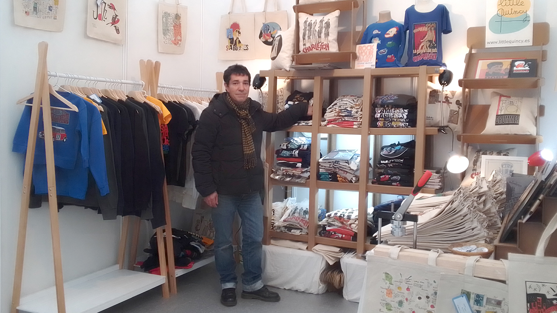 Gonzalo de la Osa participa ahora en la feria de artesanía que se desarrolla en Valladolid. / E.A.