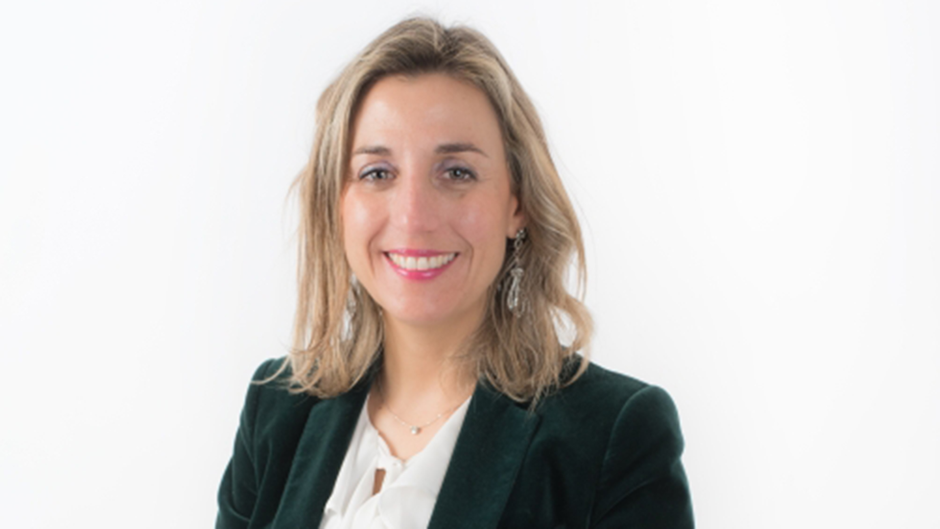 La segoviana Cristina Pascual compagina la literatura con su trabajo como agente de seguros. / E.A.