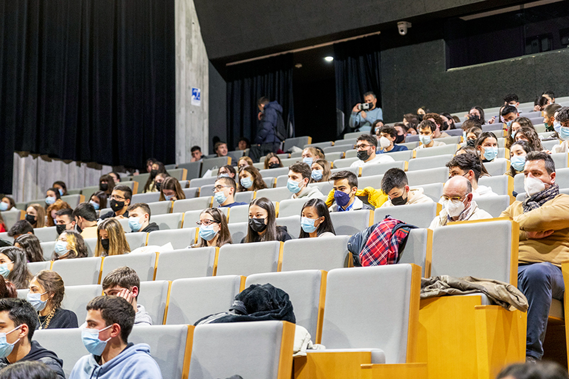 Los estudiantes de instituto que visitan el Campus María Zambrano guardan las medidas de seguridad. / ALBERTO MORALA
