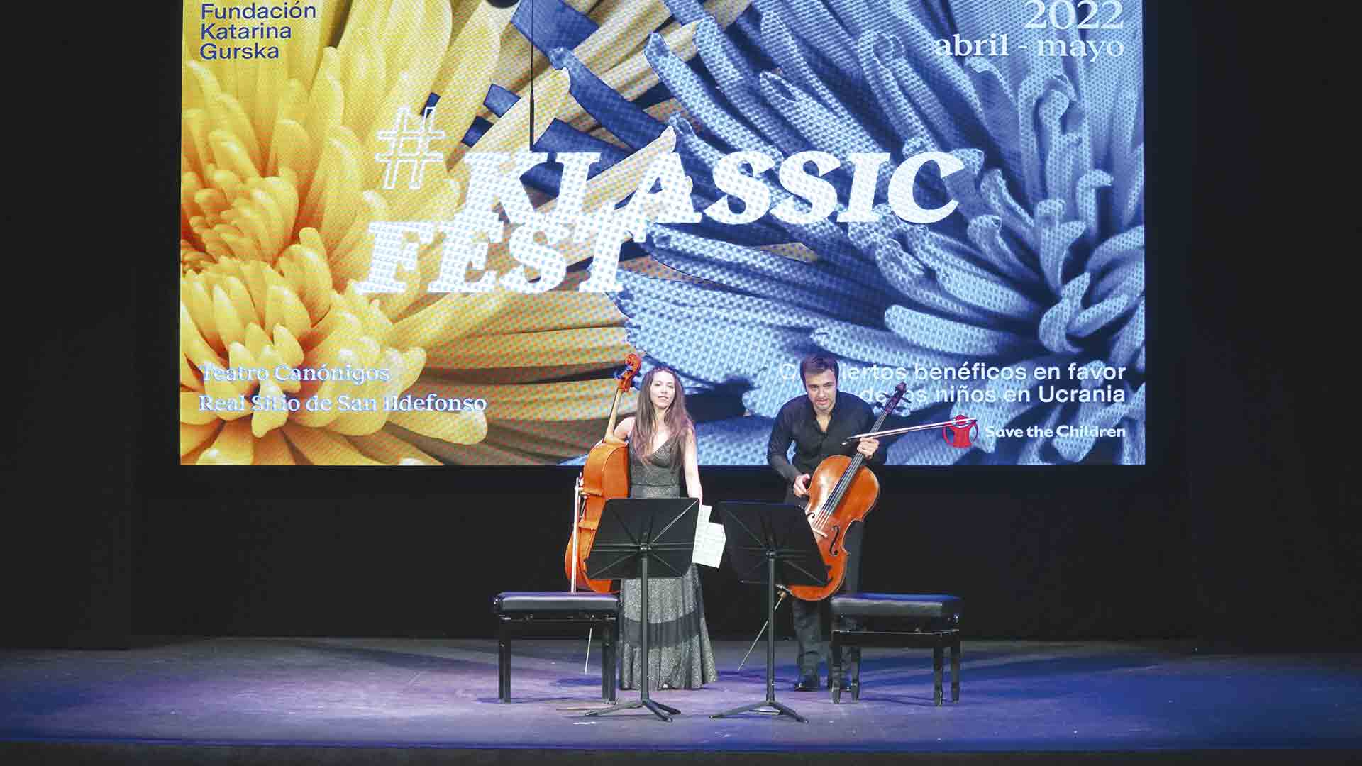 Saludo inicial de los violoncelistas Dimitri Silvian y Lucía Otero. /  Blanca Nardiz