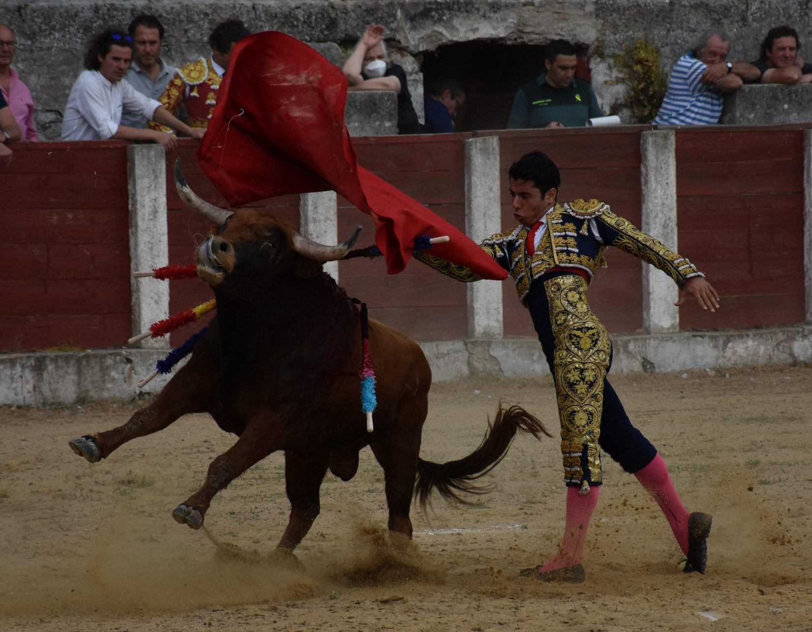 Tarde gris en Santa María: viento, lluvia y desatino a espadas 1 Pase de pecho de José Rojo, en Santa María la Real de Nieva. / A.M.