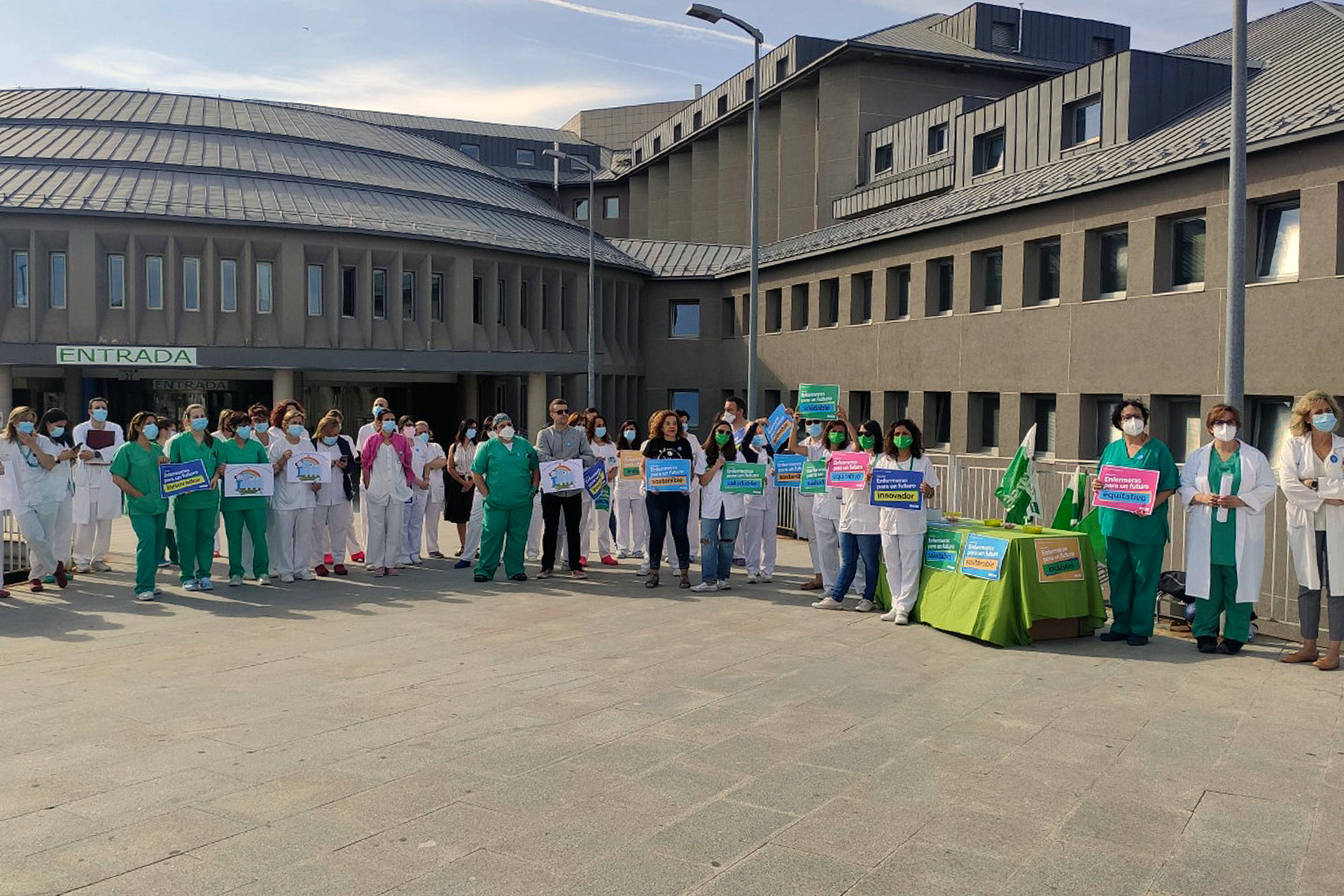 Un grupo de participantes en la concentración llevada a cabo a las puertas del hospital./ EA