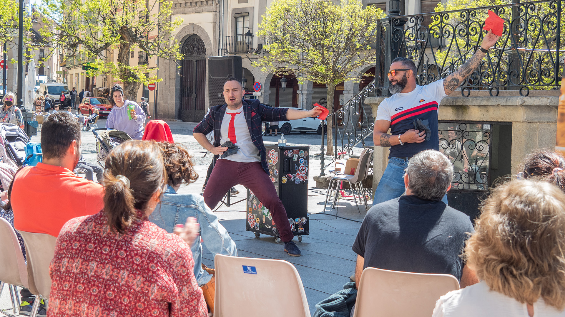 El mago segoviano Héctor Sansegundo, en el centro de la imagen, durante el espectáculo que ofreció ayer en la Plaza Mayor. / Nerea Llorente