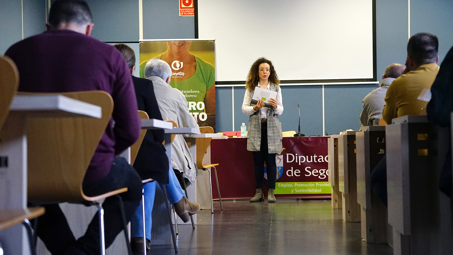 La diputada de Empleo, Promoción y Sostenibilidad, durante el encuentro con los productores. /E.A.