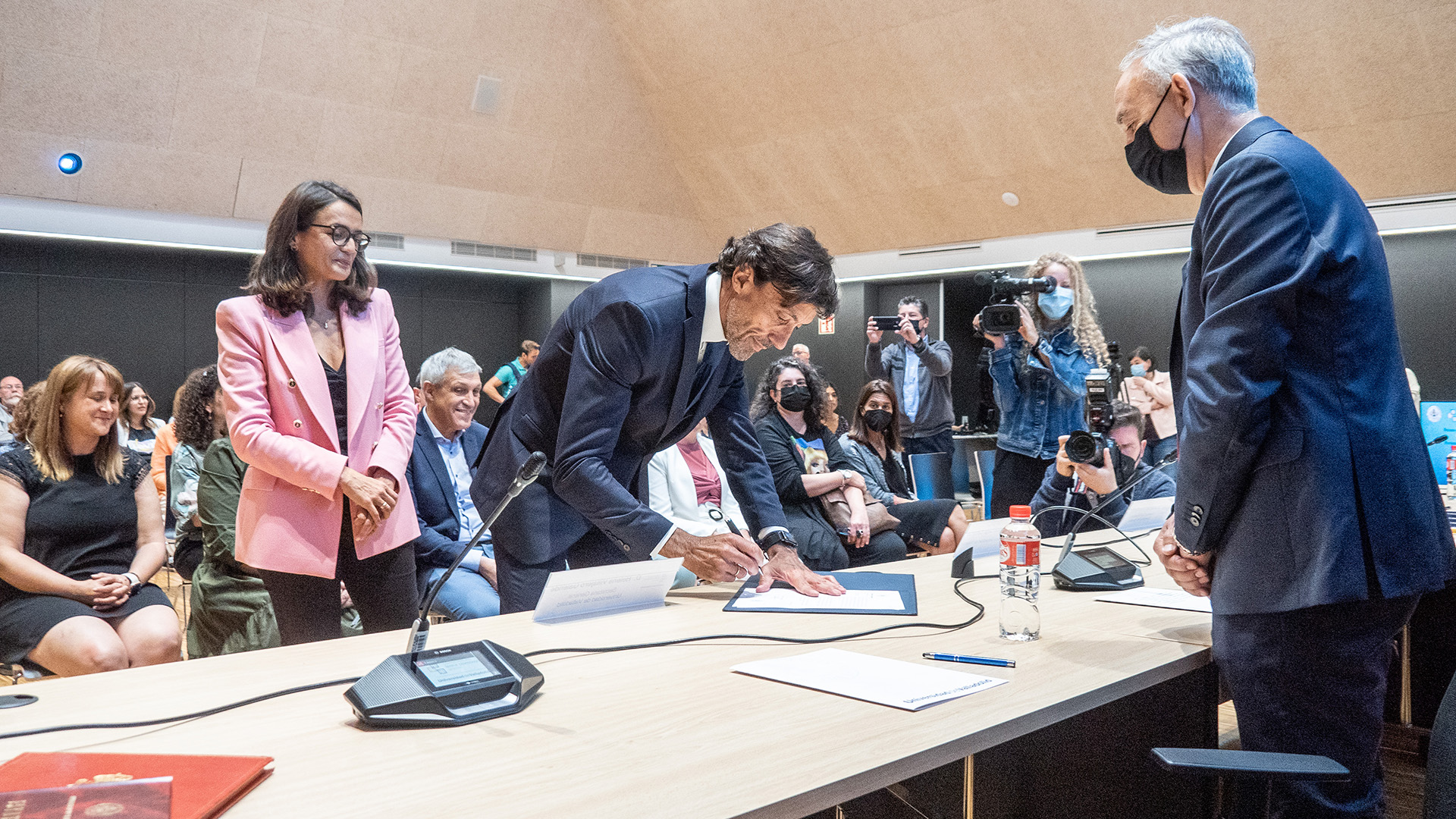 Juan Carlos Manrique firma su cargo ante la rector y la secretaria general de la Universidad de Valladolid. / NEREA LLORENTE