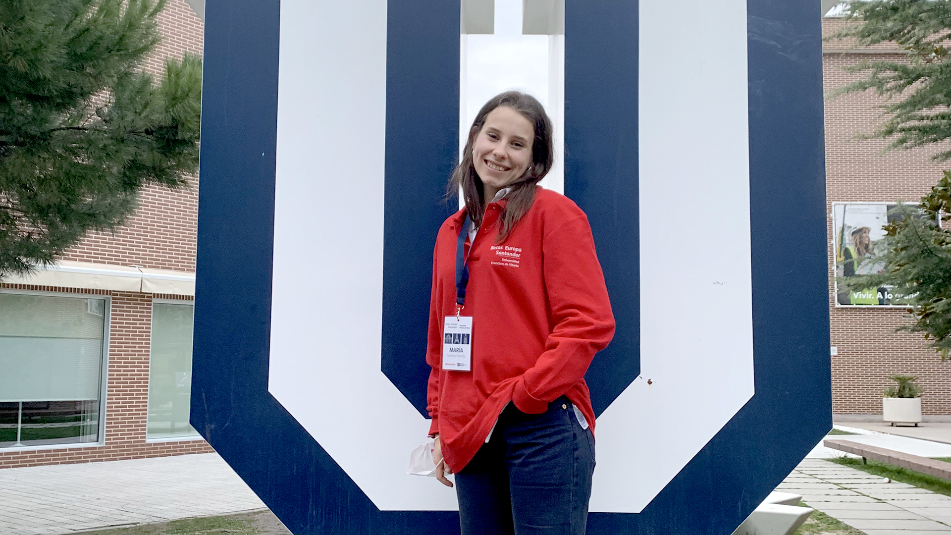 En la fase final del proceso, María Fuentes visitó la Universidad Francisco de Vitoria, impulsora de estas becas. / E.A.