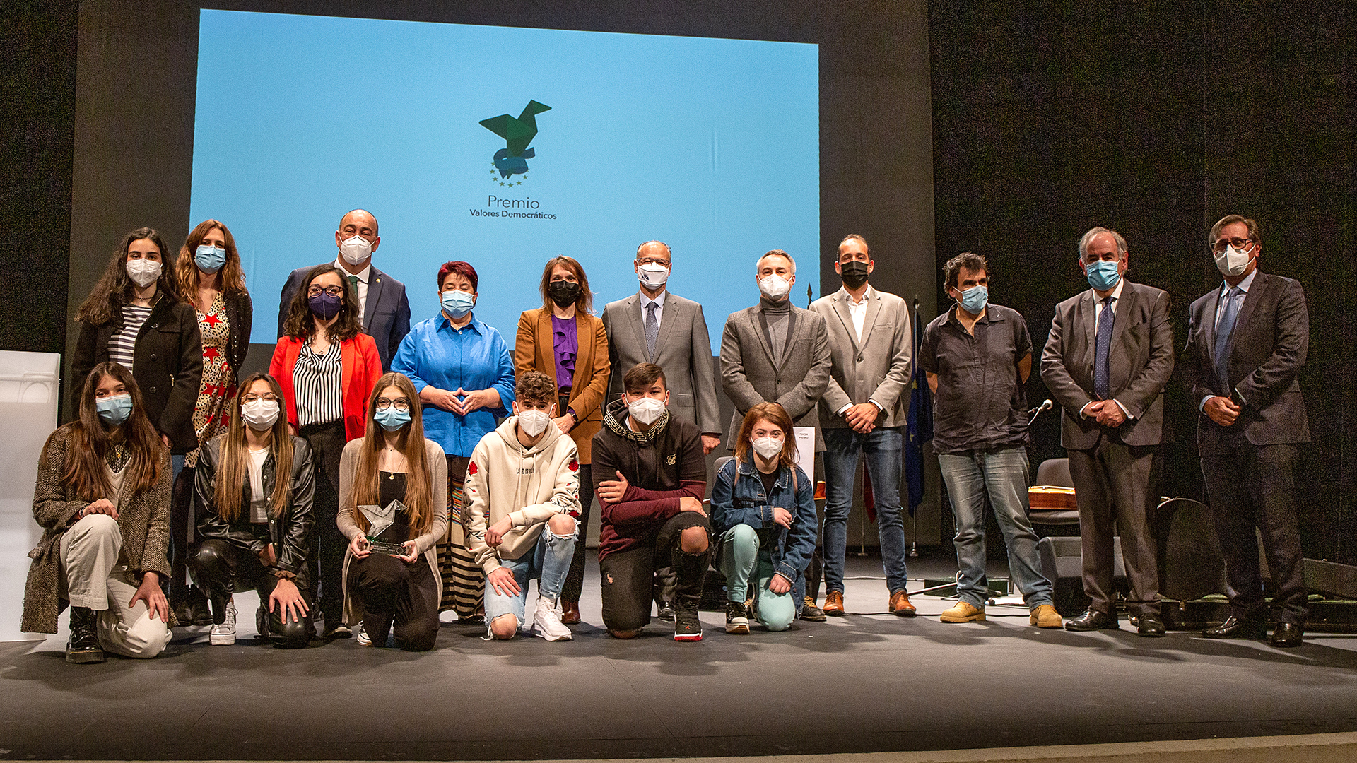 Autoridades junto a organizadores y galardonados con el Premio Valores Democráticos en 2021. / NEREA LLORENTE