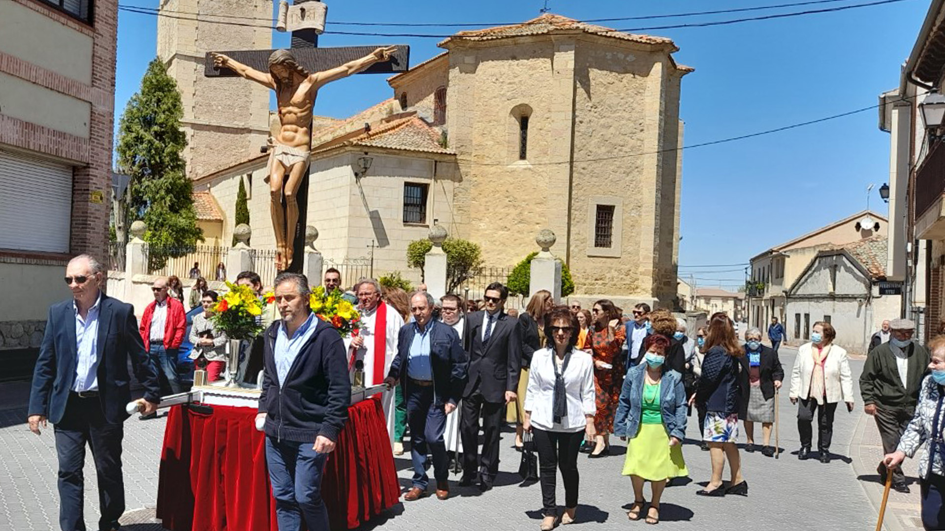 Los vecinos participaron en la popular procesión del Cristo de la Santa Cruz. /L.M.