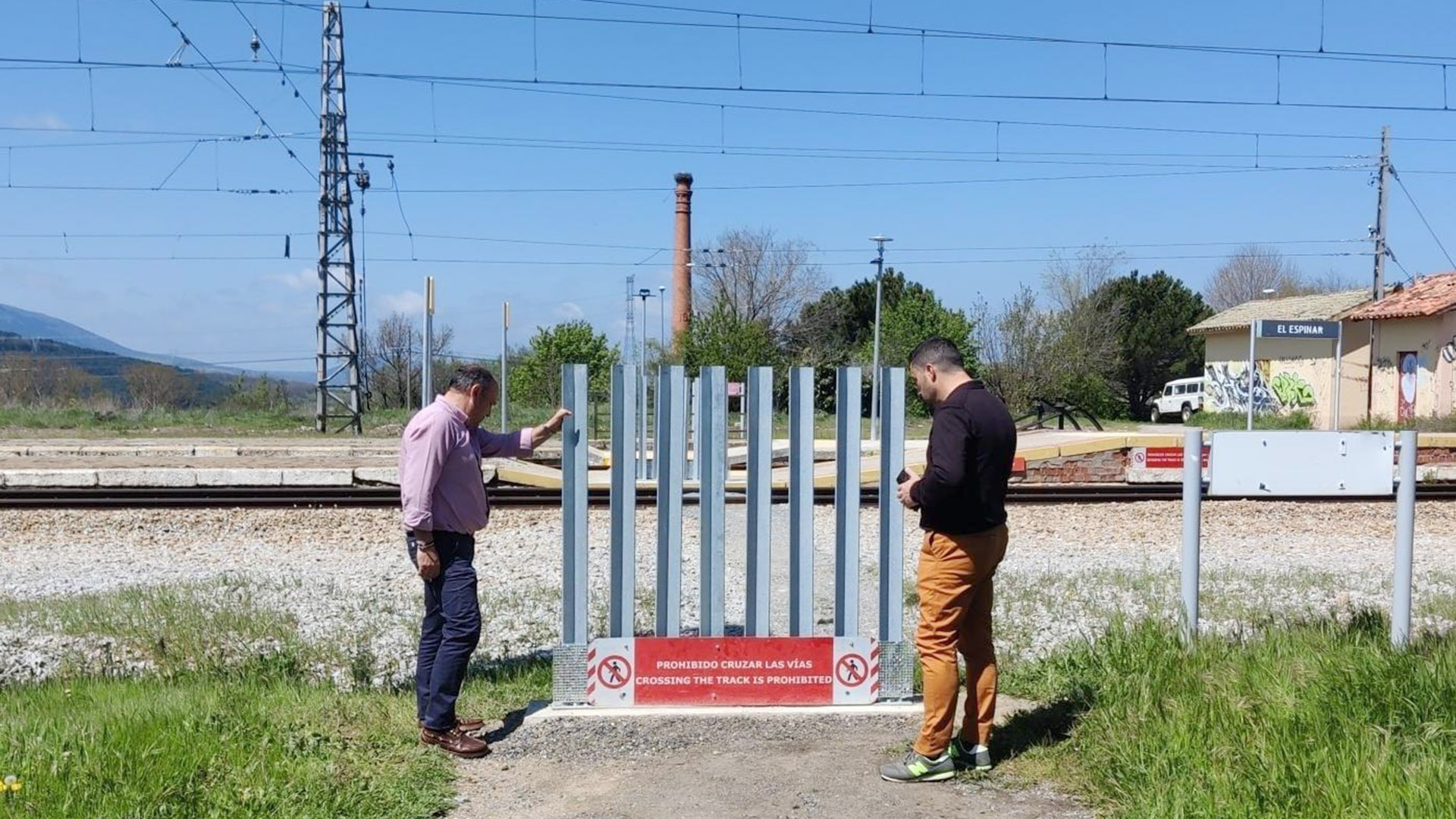 Javier Figueredo, alcalde de El Espinar, y Javier Hernando, concejal, visitan la barreras instaladas. /E.A.