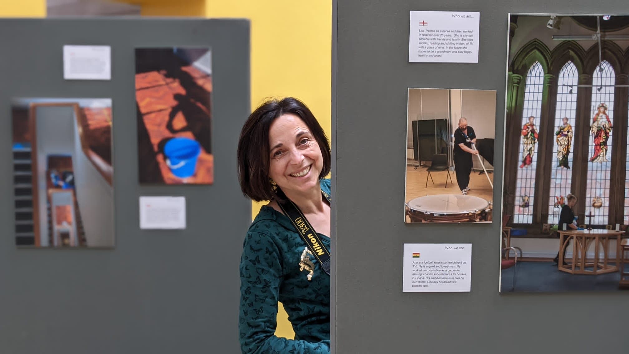 La segoviana Rosa Quintana, junto a algunas de las imágenes y frases de los protagonistas de su exposición en Inglaterra.