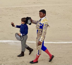 Igor Pereira da la vuelta al ruedo después de desorejar a un novillo, en Villanueva de Perales.