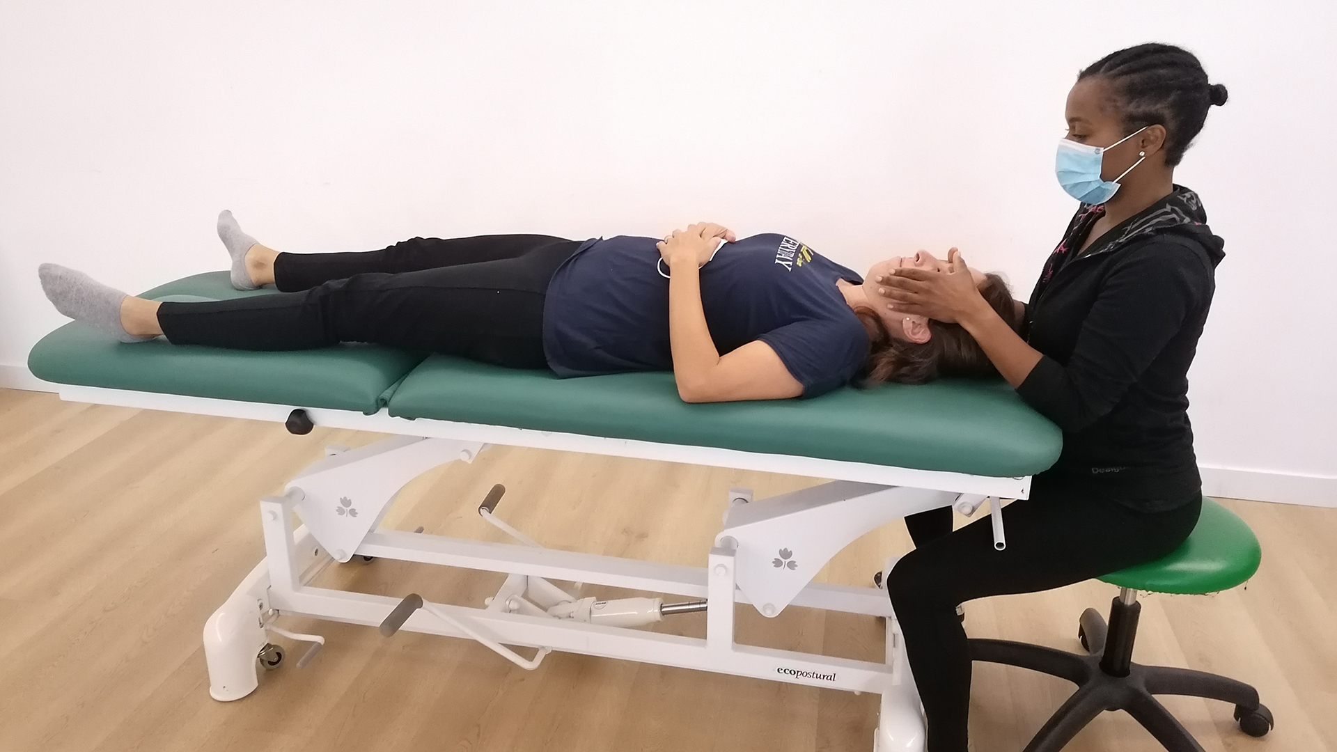 Rosa Montero trata con terapia miofascial a una paciente en su centro de fisioterapia de Cabezuela. / EL ADELANTADO