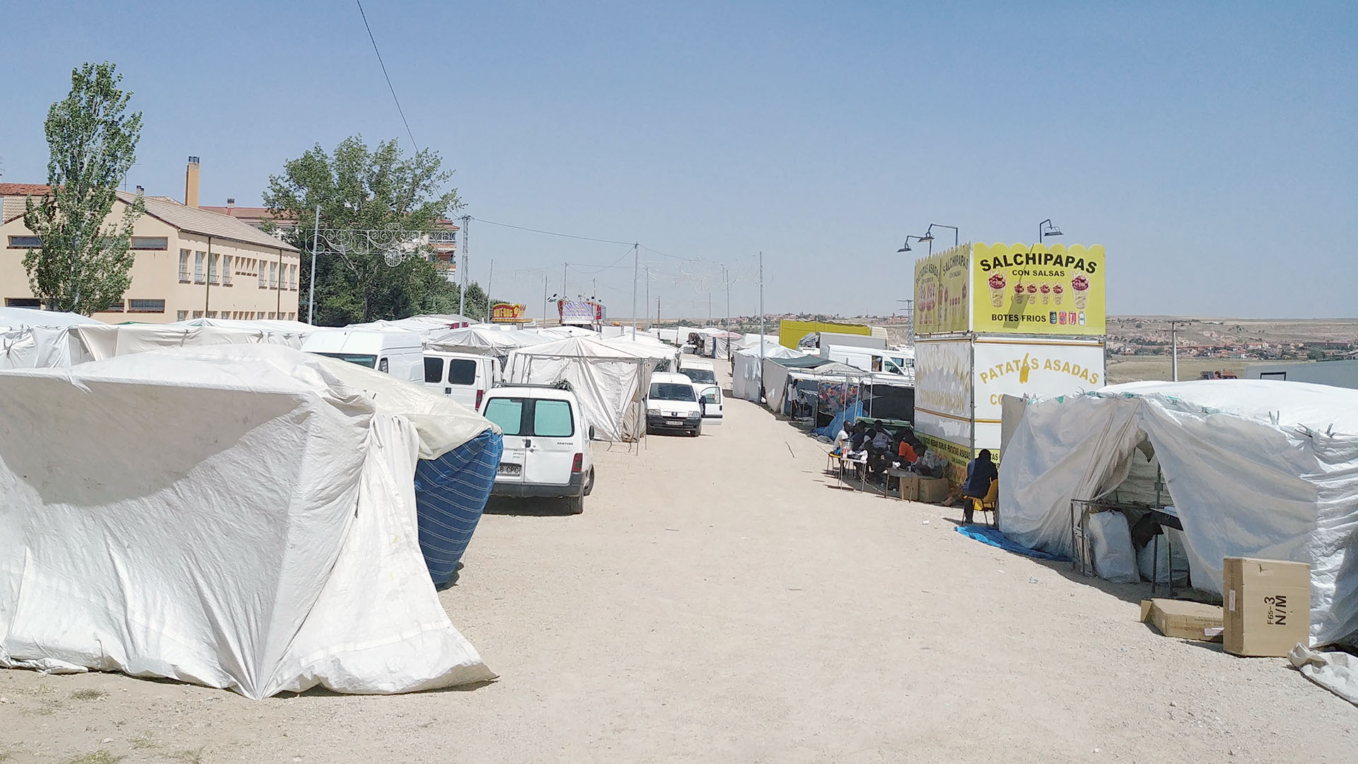 Espacio reservado a puestos ambulantes en el Real de la Feria, ubicado en el barrio de La Albuera, en junio de 2019. / E. A.