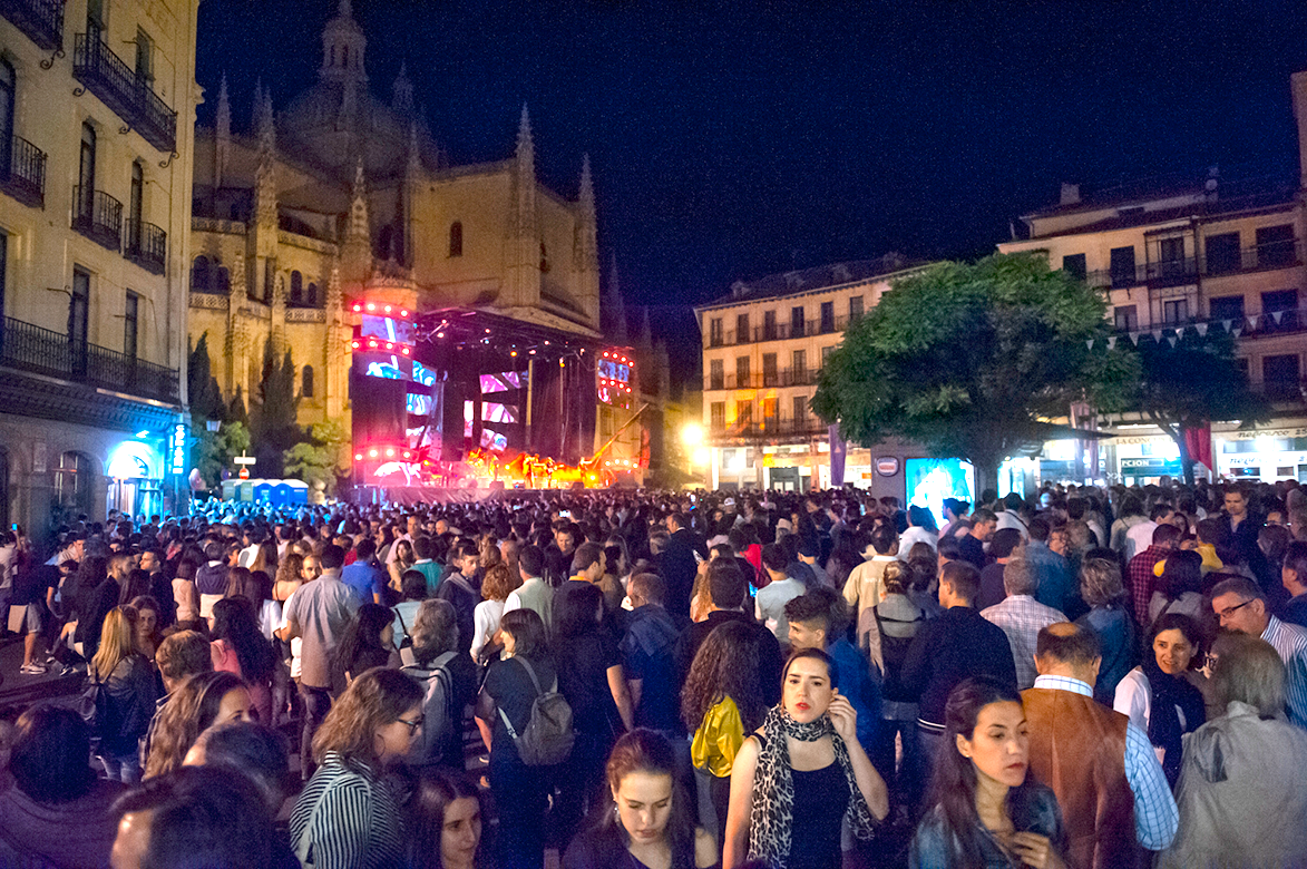Tras la eliminación de las restricciones, la ‘normalidad’ regresa a las fiestas y celebraciones. / JAVIER SEGOVIA