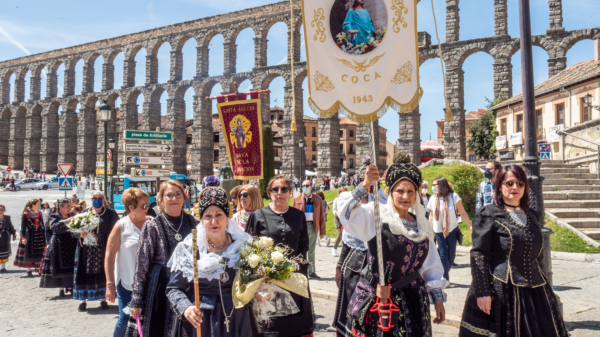 La delegación de aguederas de Coca estrenó estandarte para la ocasión. / Nerea Llorente