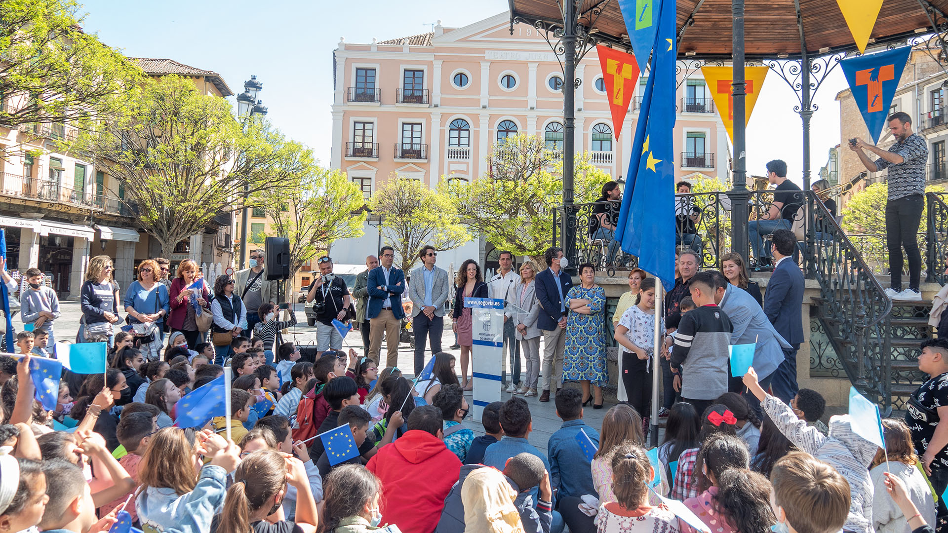Concejales de casi todos los grupos políticos asistieron al acto institucional celebrado ayer en la Plaza Mayor. / Nerea Llorente