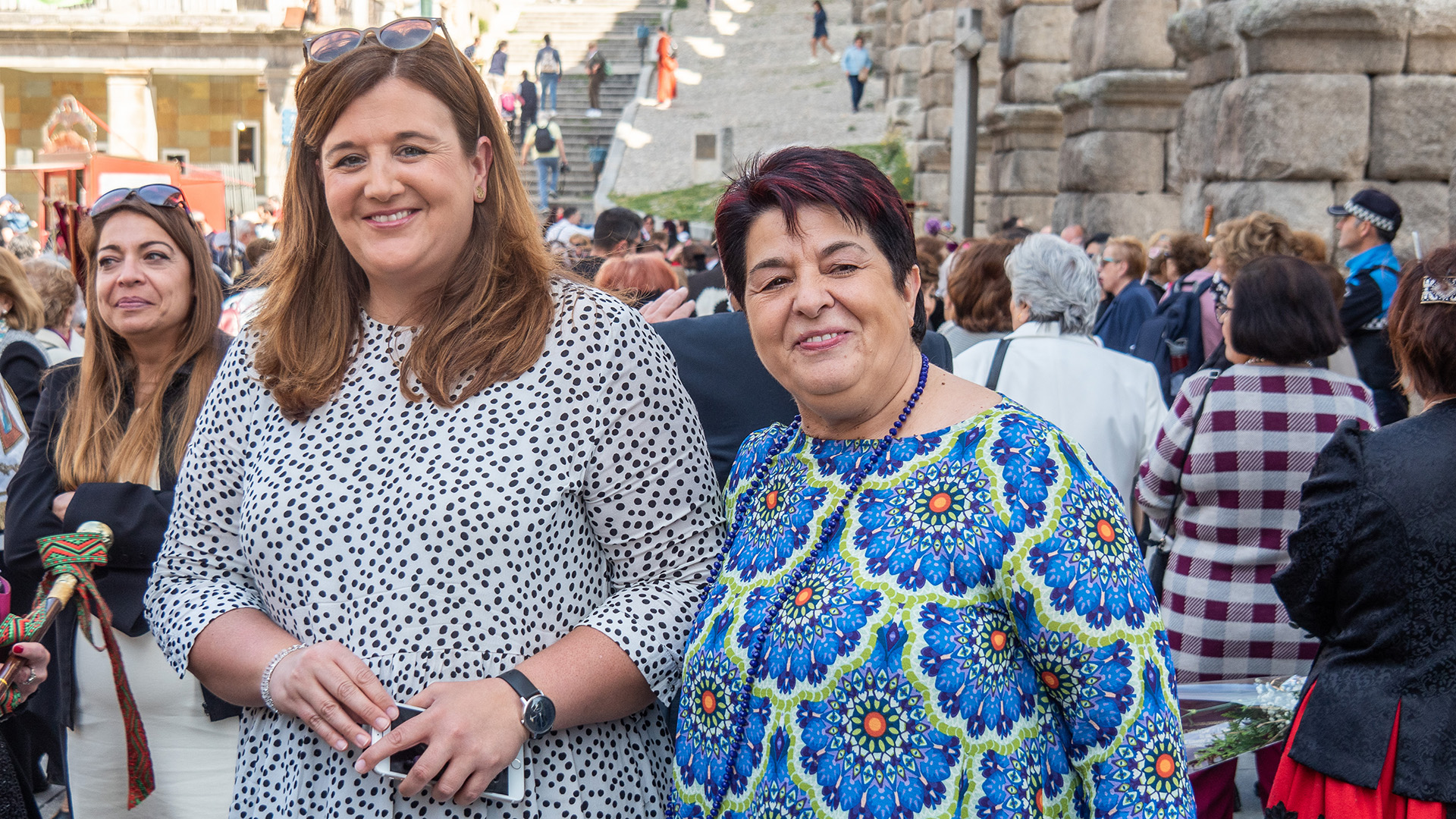 Clara Martín y Clara Luquero, ayer juntas en el Azoguejo. / Nerea Llorente