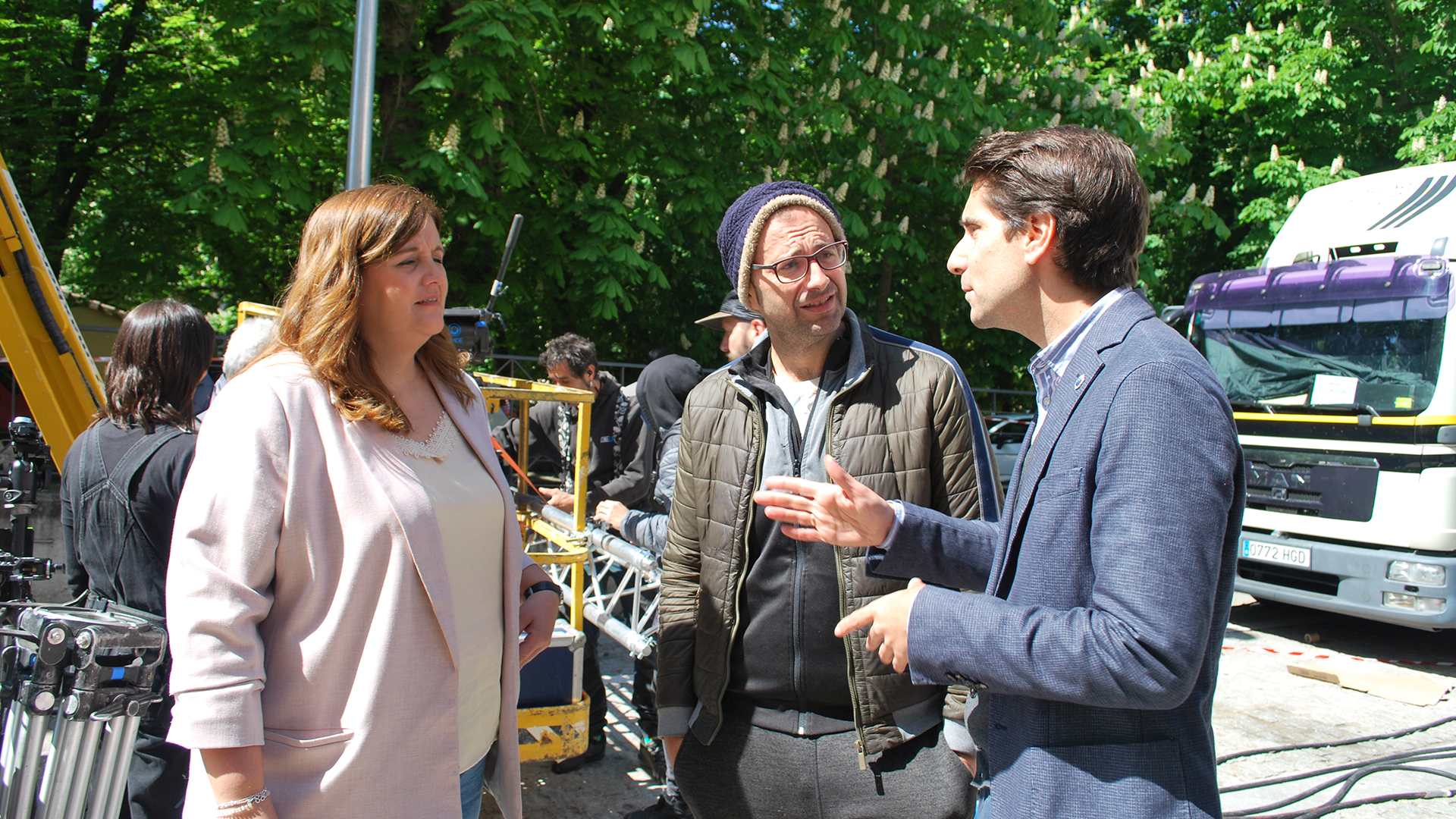 Los concejales con el director de la serie. / E. A.