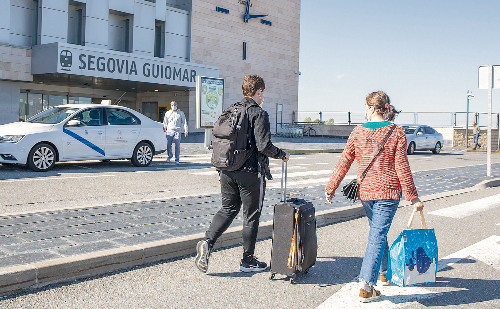 Dos segovianos se encaminan hacia la estación de tren ‘Segovia-Guiomar’. / NEREA LLORENTE
