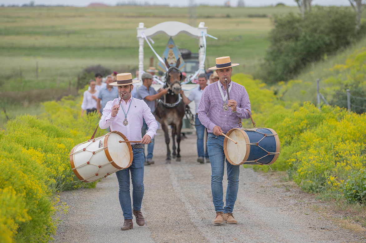 Los romeros recorrieron en peregrinación la vía verde de Nueva Segovia al más tradicional estilo rociero. / ROCÍO PARDOS