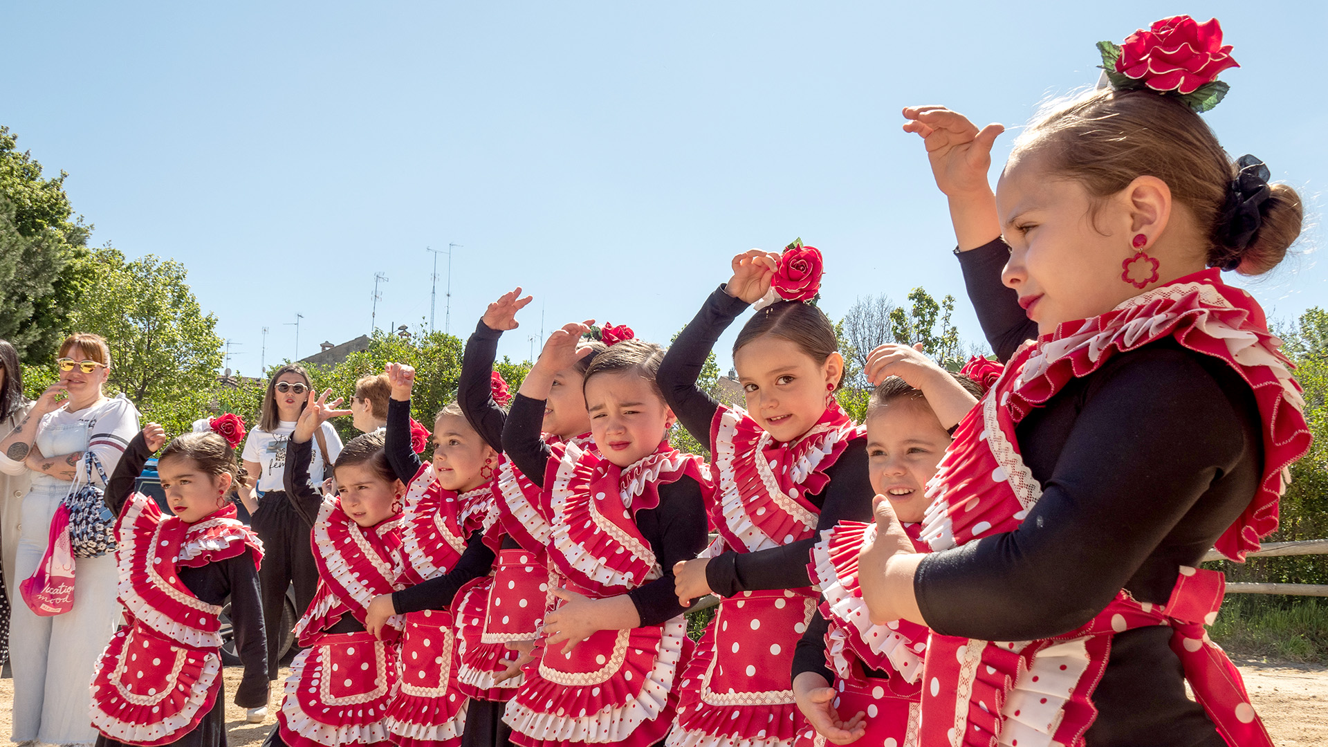 Un grupo infantil de sevillanas, durante los primeros minutos de la Feria Andaluza de San Lorenzo. / Nerea Llorente