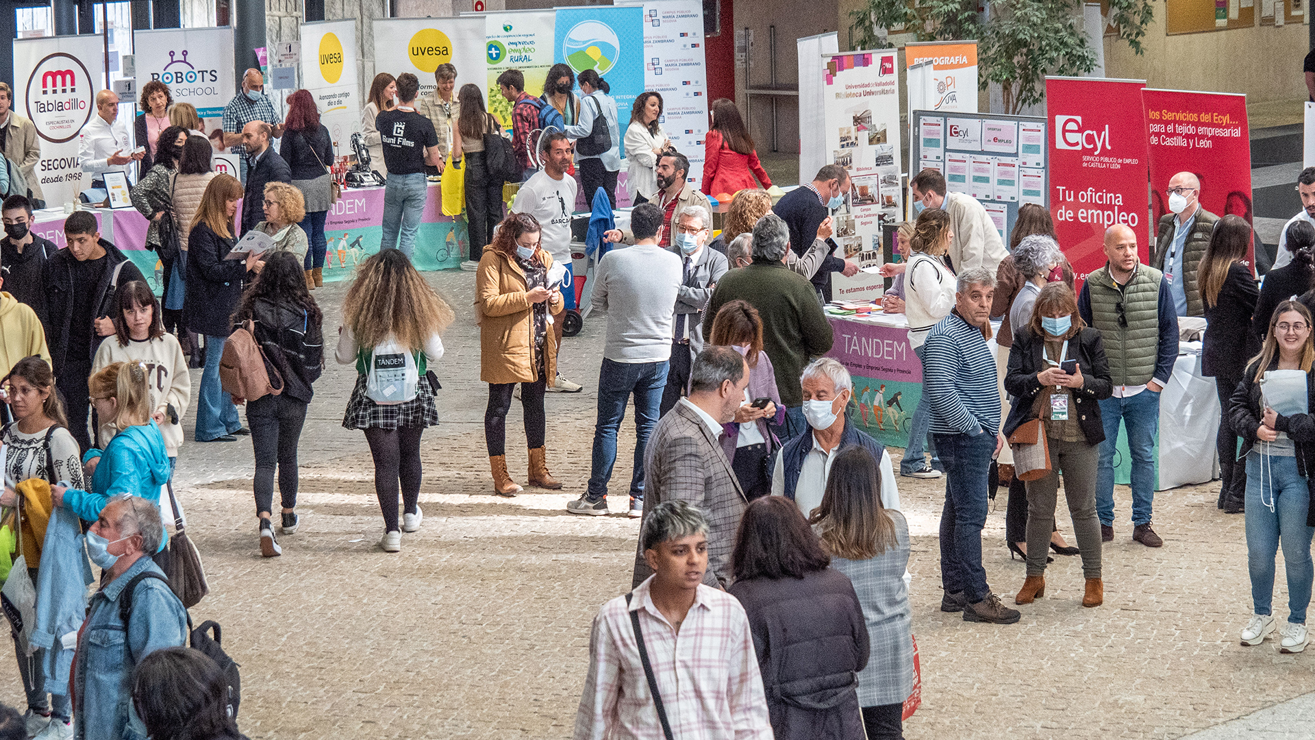 Miles de personas se acercaron ayer a la feria que se celebró en el Ágora de la UVa. /NEREA LLORENTE